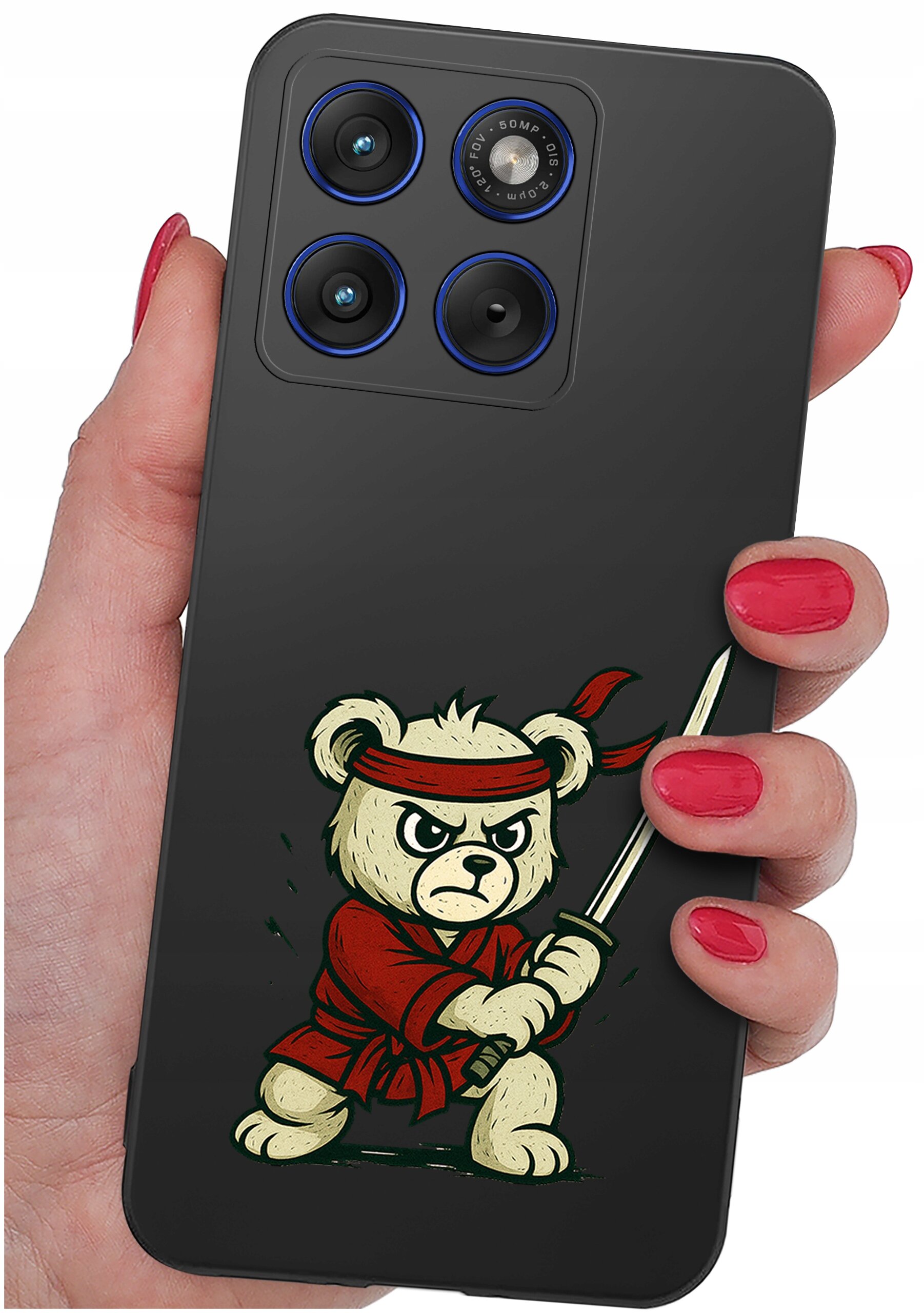 Etui na telefon z grafiką przedstawiającą misia w czerwonym stroju i opasce, trzymającego miecz. Widać także trzy obiektywy aparatu z napisem \'48 MP\'.