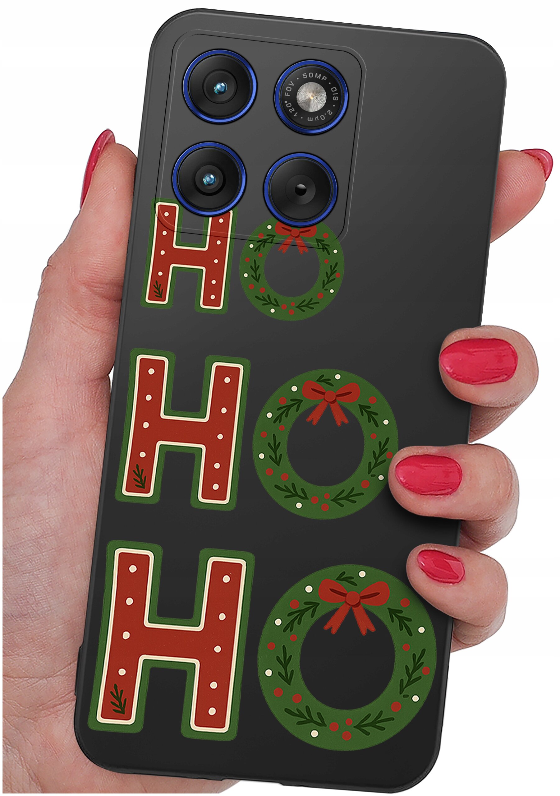 Osoba trzyma czarne etui na telefon z napisem \'HO HO HO\' ozdobionym świątecznymi motywami. Etui ma wycięcia na trzy obiektywy aparatu.