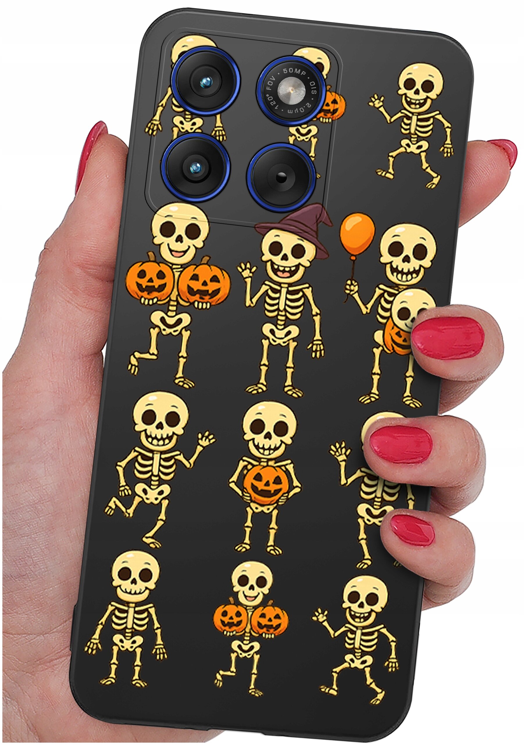 Etui na telefon z motywem szkieletów i dyni, trzymane w dłoni z pomalowanymi na czerwono paznokciami. Etui ma wycięcia na cztery obiektywy aparatu.