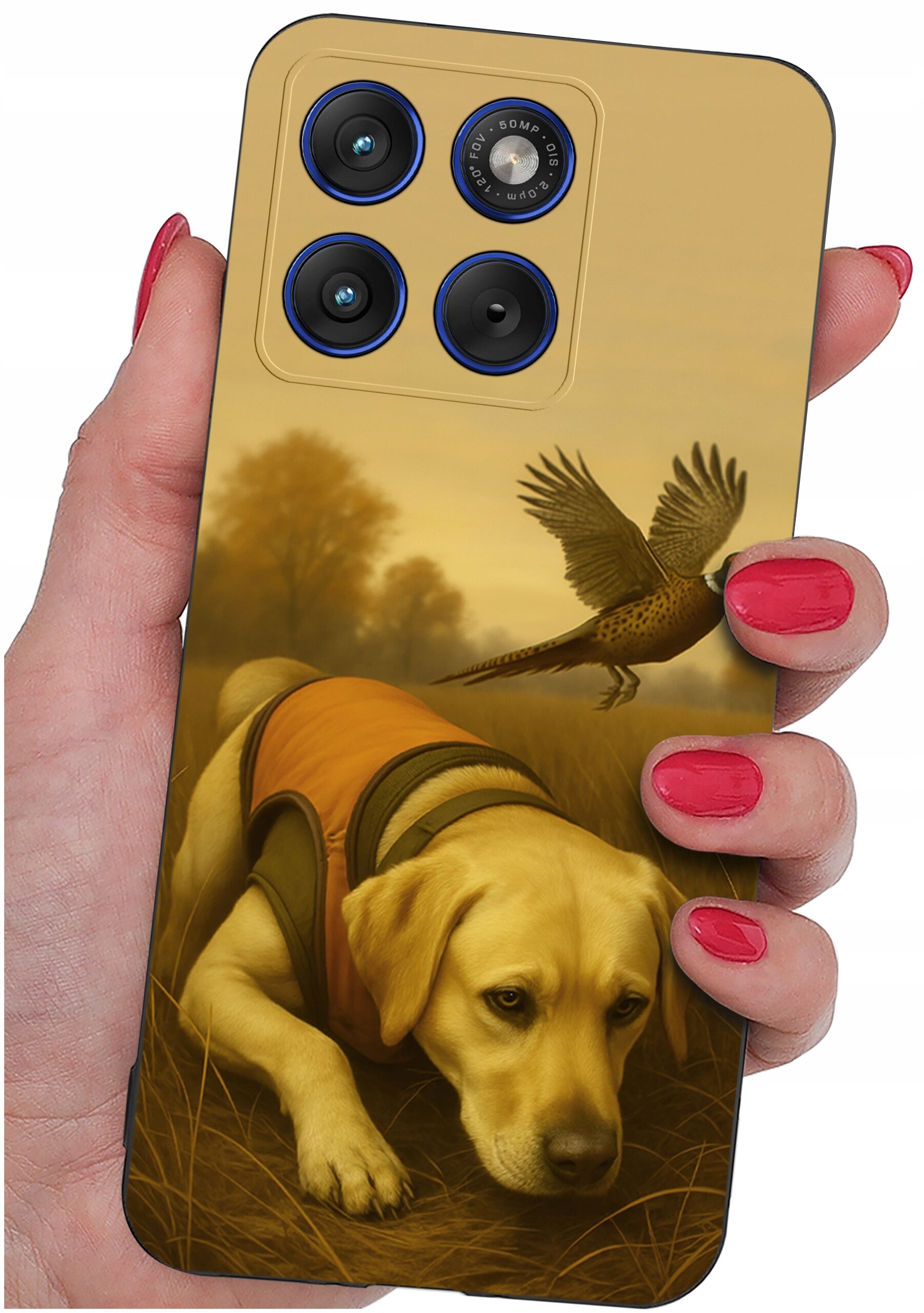 Etui na telefon z nadrukiem psa w pomarańczowej kamizelce i lecącego ptaka na tle jesiennego krajobrazu. Etui trzymane jest w dłoni z pomalowanymi na czerwono paznokciami.