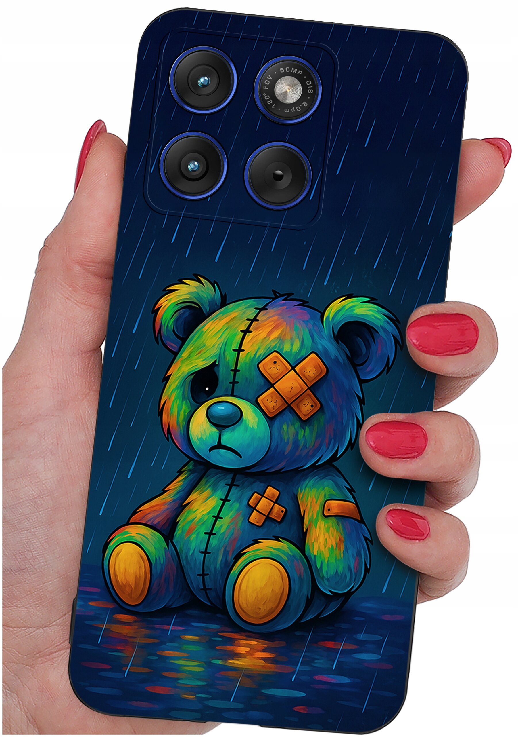 Etui na telefon z kolorowym wzorem misia z łatkami, trzymane w dłoni z pomalowanymi na czerwono paznokciami. Na etui widoczne są trzy obiektywy aparatu i napis \'48 MP\'.