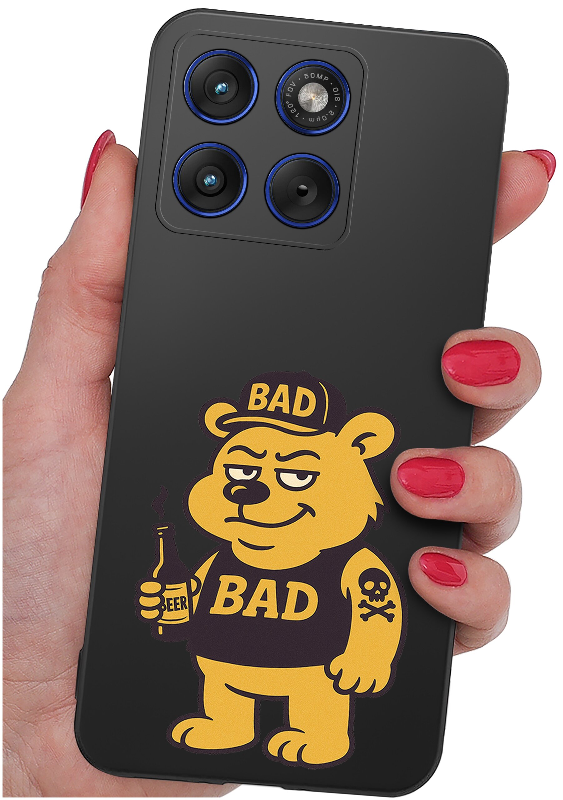 Czarny telefon z etui przedstawiającym żółtego misia z napisem \'BAD\' na czapce i koszulce, trzymającego butelkę z napisem \'BEER\'. Etui ma wycięcie na trzy obiektywy aparatu i lampę błyskową.