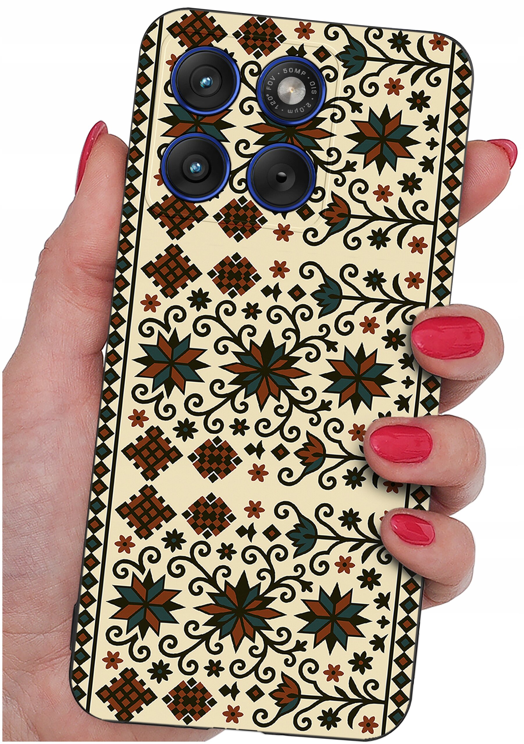 Osoba trzyma telefon z etui ozdobionym wzorem w stylu folkowym z motywami kwiatowymi i geometrycznymi. Etui ma beżowe tło z ciemnozielonymi, brązowymi i czarnymi elementami.