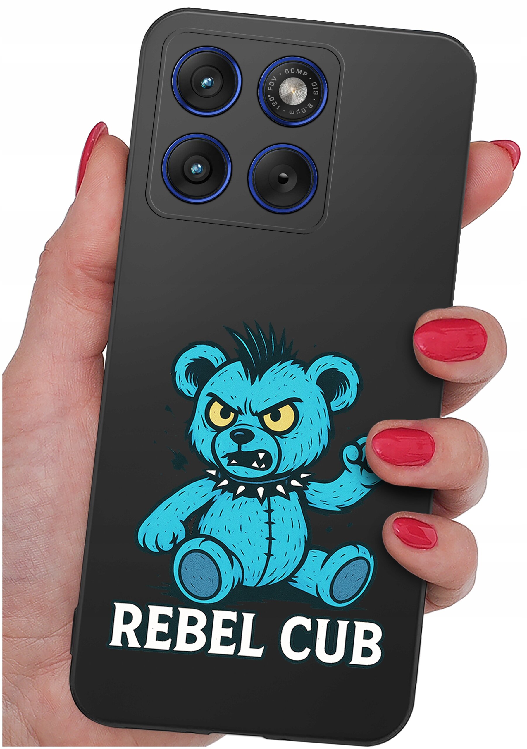 Osoba trzyma telefon z czarnym etui, na którym znajduje się niebieski, groźnie wyglądający miś z napisem \'REBEL CUB\'. Etui ma wycięcia na trzy obiektywy aparatu i lampę błyskową.