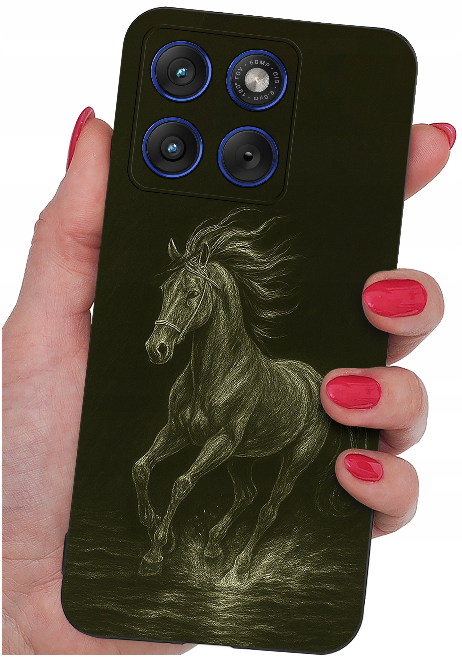 Etui na telefon z nadrukiem konia, trzymane w dłoni z pomalowanymi na czerwono paznokciami. Widoczne są cztery obiektywy aparatu z niebieskimi akcentami.
