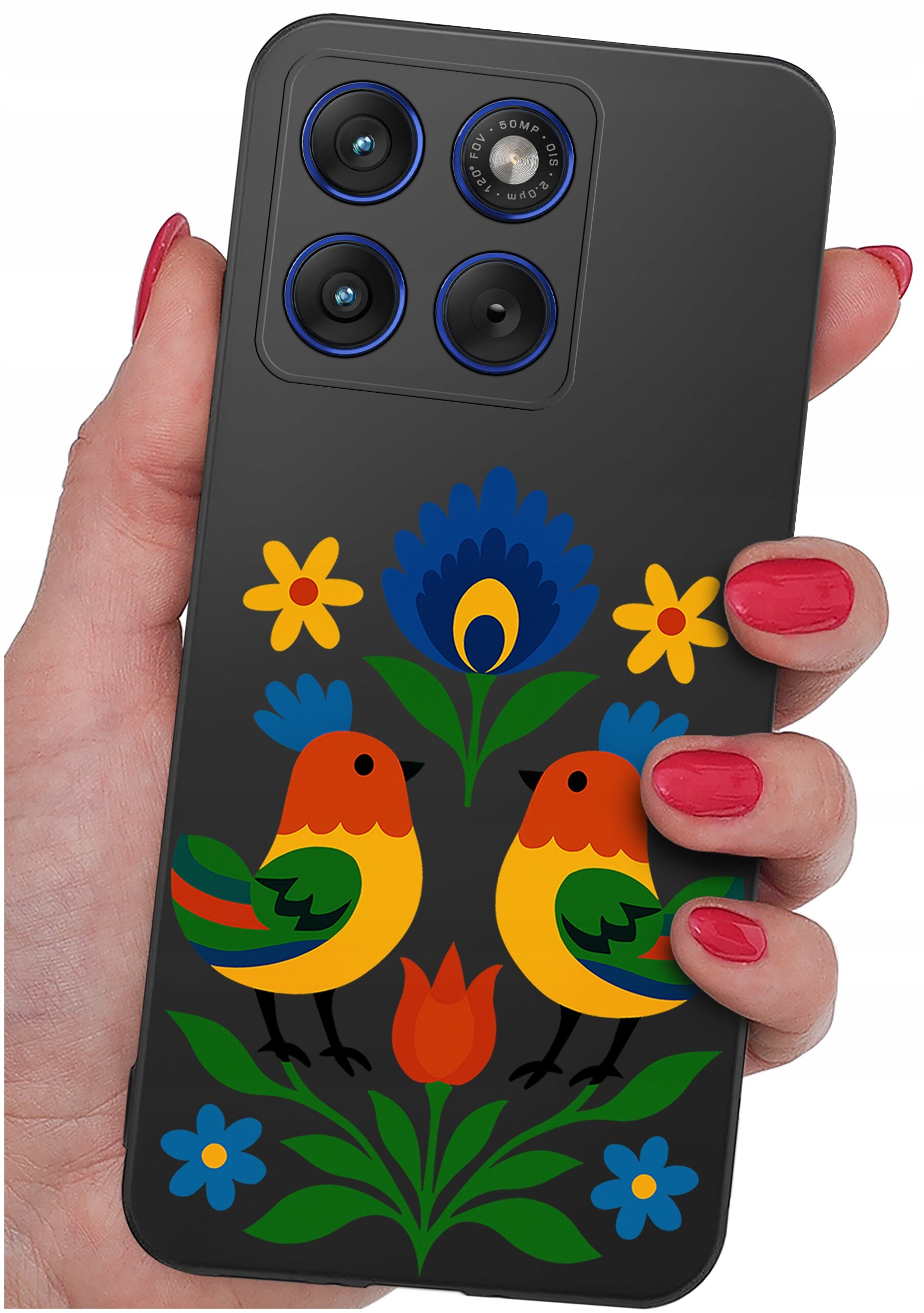 Etui na telefon z kolorowym wzorem przedstawiającym dwa ptaki i kwiaty. Etui jest trzymane w dłoni z pomalowanymi na czerwono paznokciami.