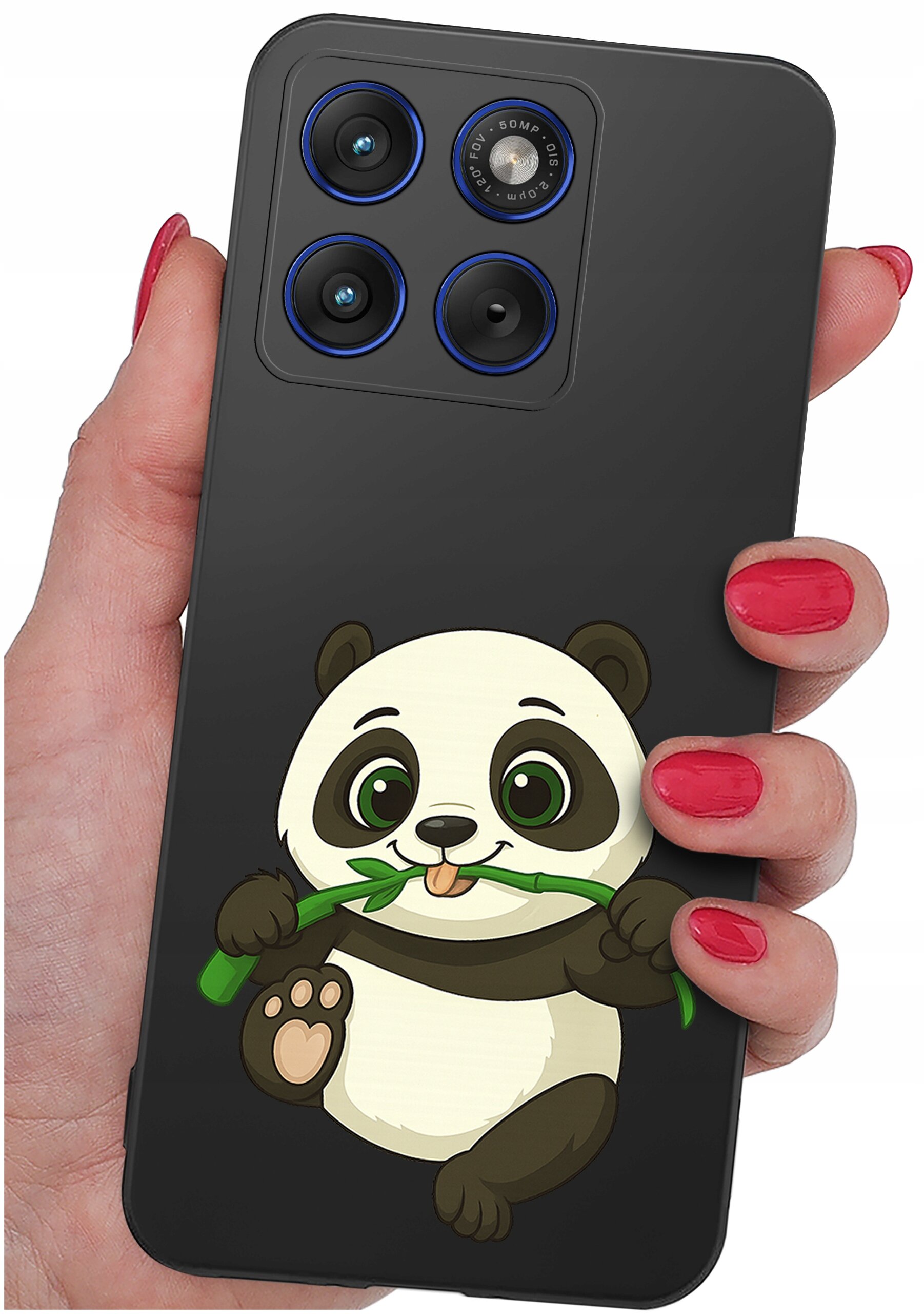 Osoba trzyma telefon z czarnym etui, na którym znajduje się rysunek pandy trzymającej bambus. Etui ma wycięcia na trzy obiektywy aparatu i lampę błyskową.