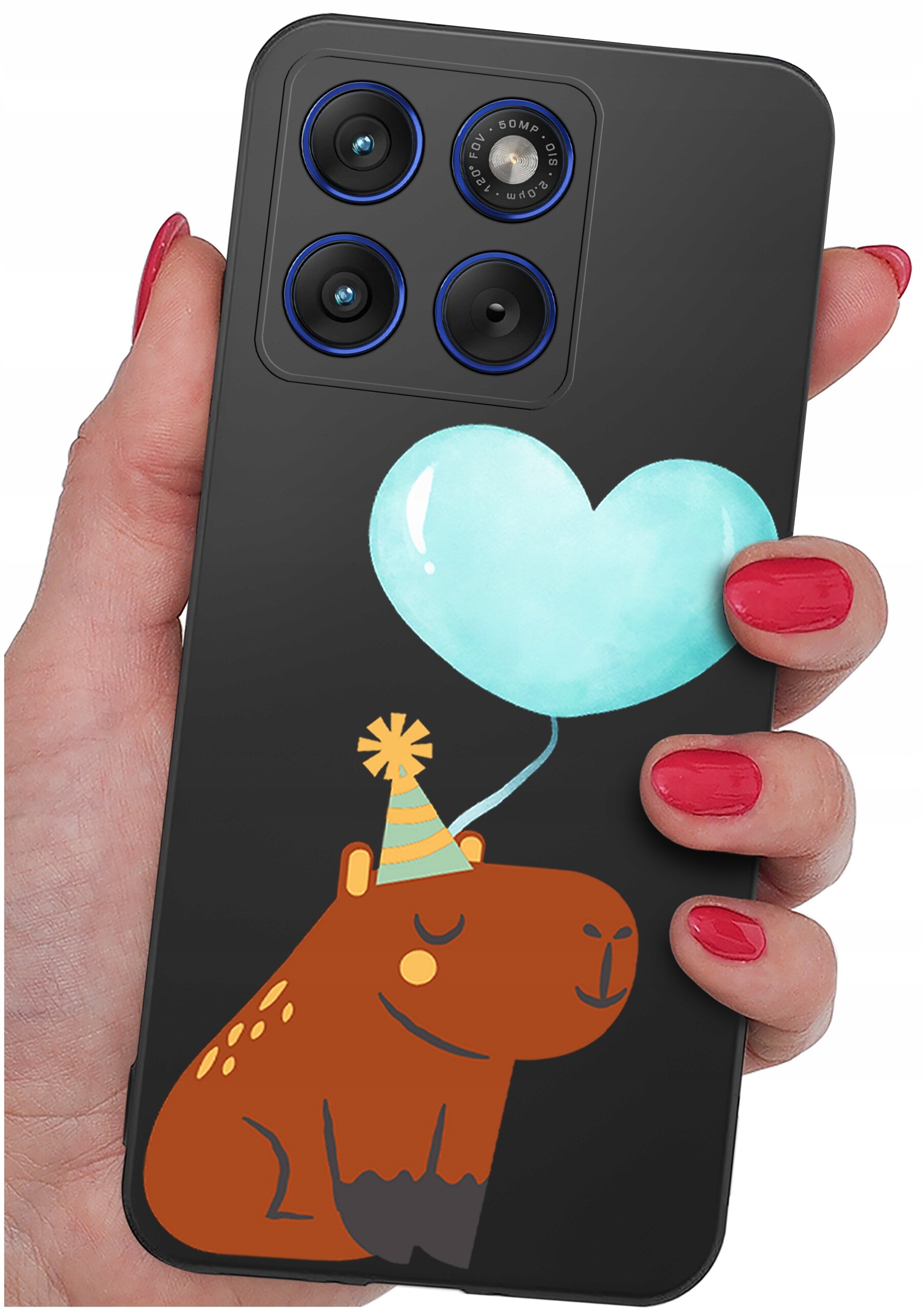 Etui na telefon z grafiką przedstawiającą brązowe zwierzę w czapeczce urodzinowej oraz niebieski balon w kształcie serca. Etui trzymane jest w dłoni z pomalowanymi na czerwono paznokciami.