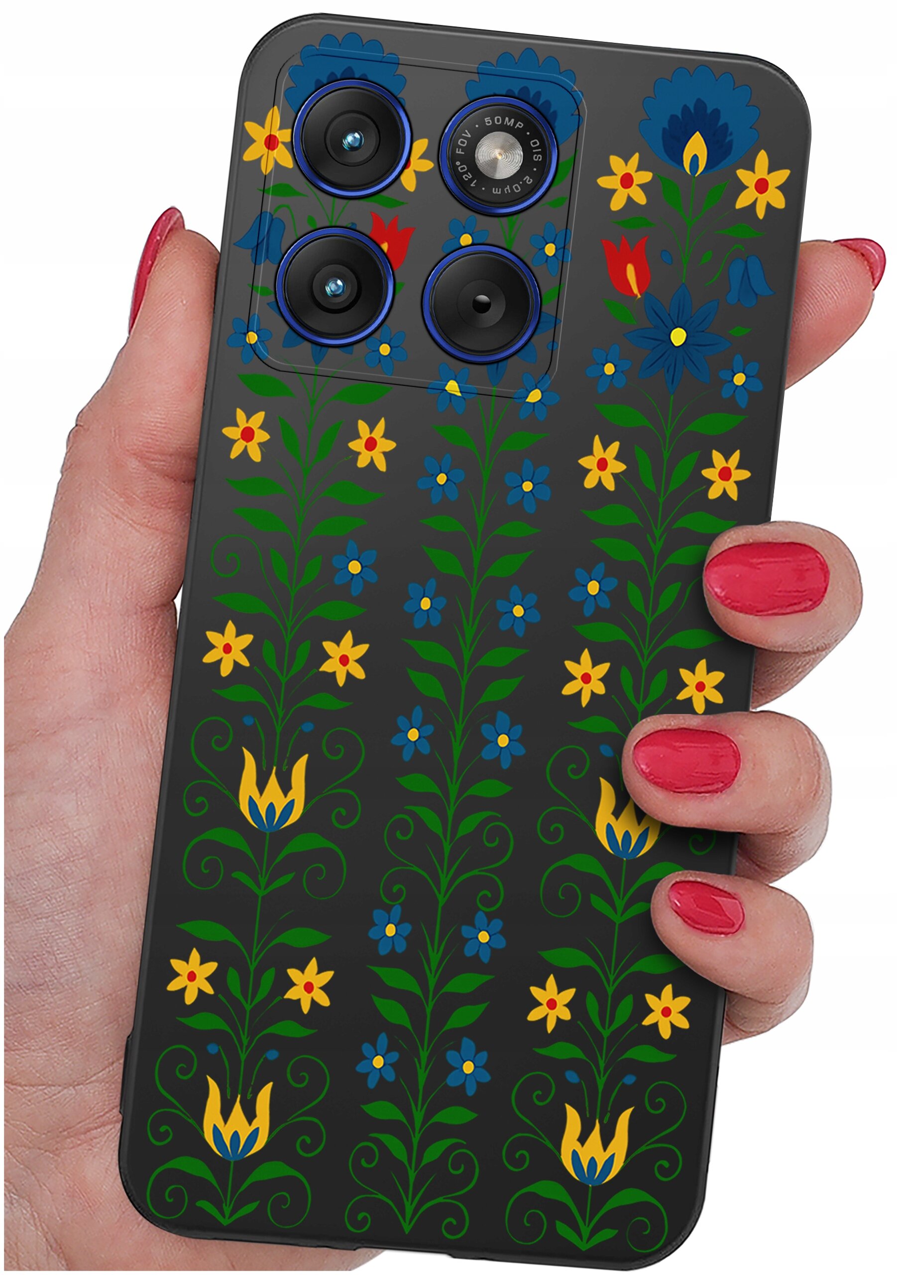 Etui na telefon z kolorowym wzorem kwiatowym w odcieniach zieleni, żółci i niebieskiego, trzymane w dłoni z pomalowanymi na czerwono paznokciami. Widać trzy obiektywy aparatu oraz napis \'50MP OIS\'.