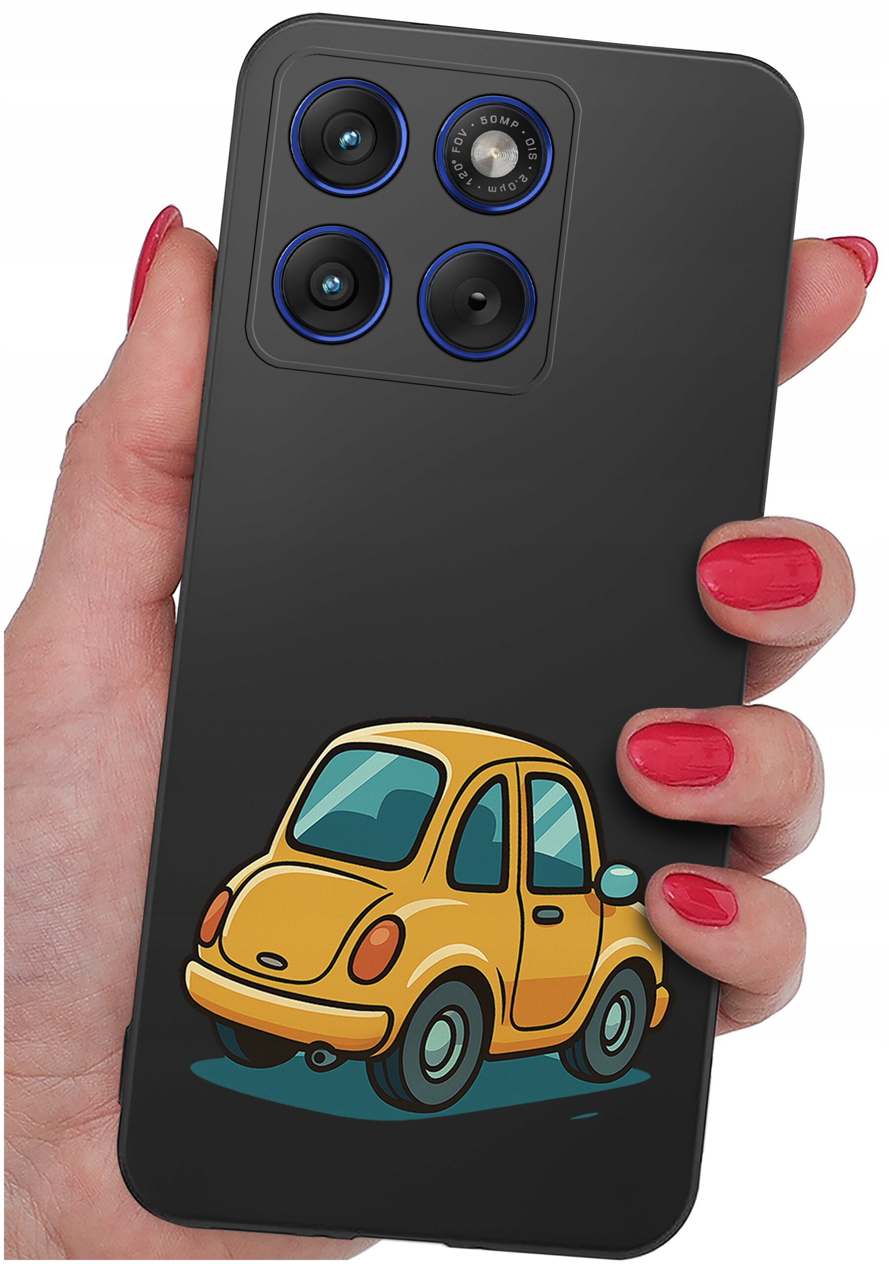 Osoba trzyma telefon z czarnym etui, na którym znajduje się rysunek żółtego samochodu. Etui ma wycięcia na trzy obiektywy aparatu i lampę błyskową.