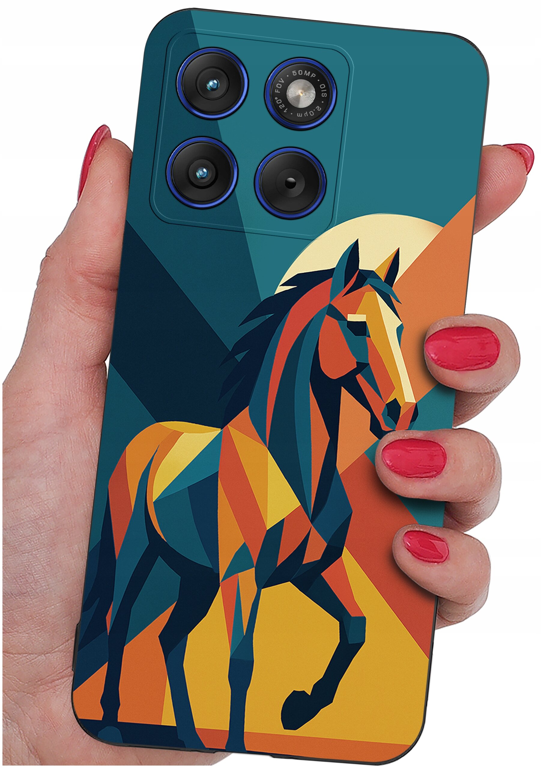 Etui na telefon z kolorowym, geometrycznym wzorem konia, trzymane w dłoni z pomalowanymi na czerwono paznokciami. Widoczne są trzy obiektywy aparatu oraz napis \'48 MP 1:1.8 26 mm\'.