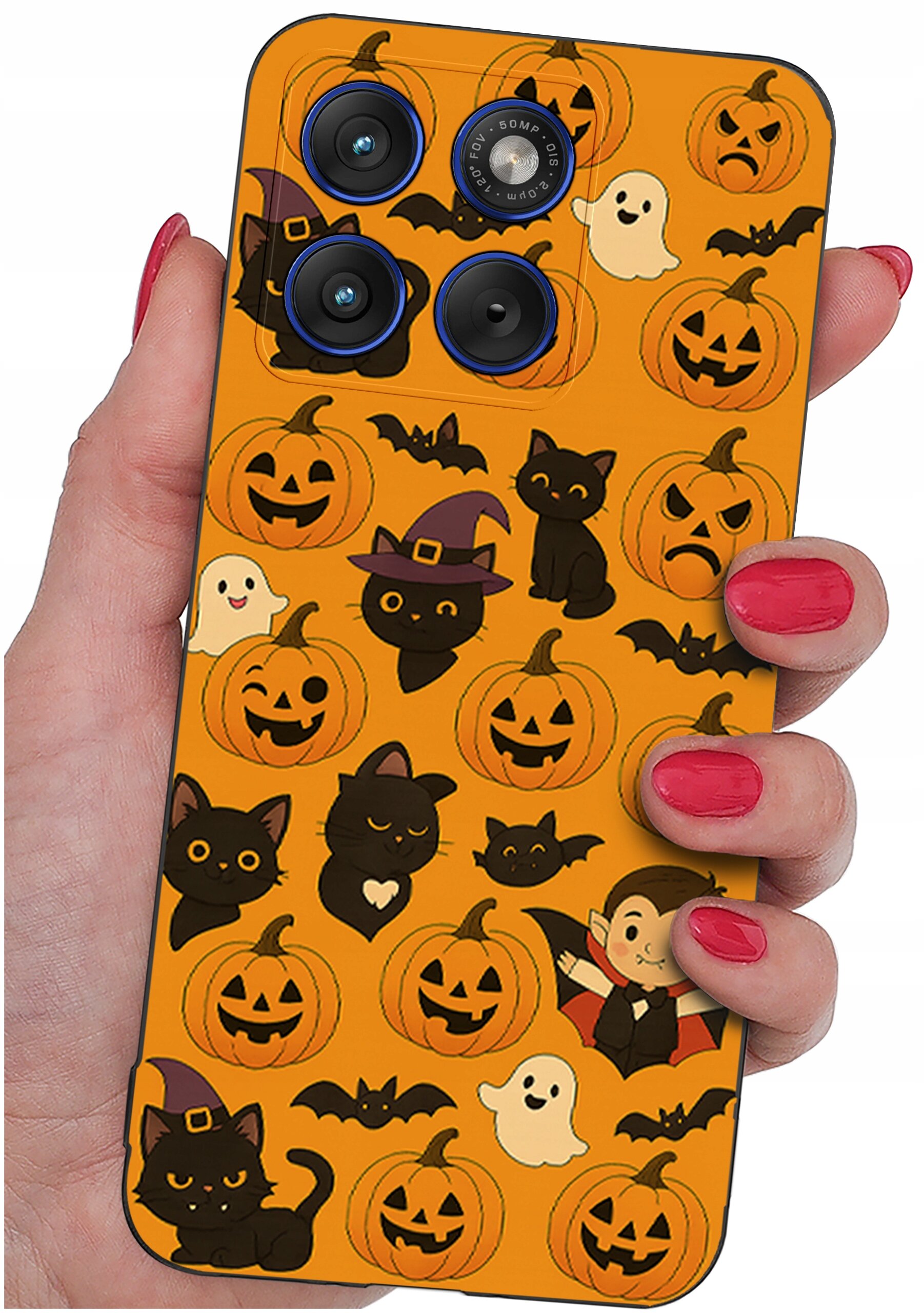 Etui na telefon z motywem Halloween, przedstawiające dynie, czarne koty, nietoperze, duchy i wampira na pomarańczowym tle. Etui trzymane jest w dłoni z pomalowanymi na czerwono paznokciami.