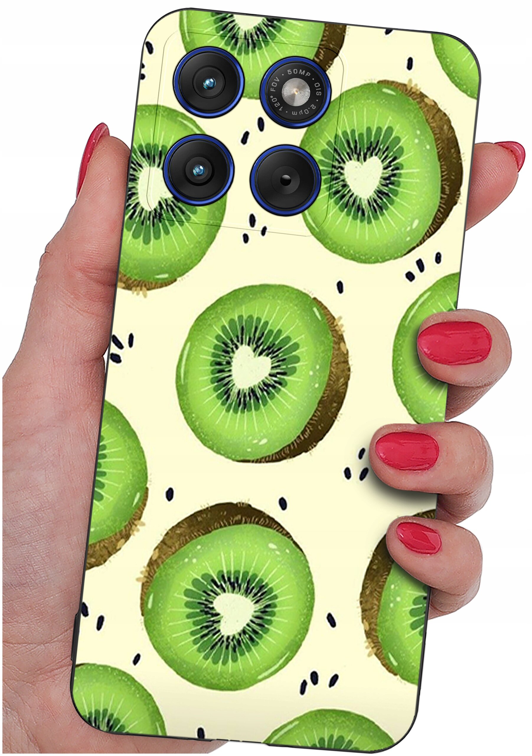 Etui na telefon z wzorem plasterków kiwi, trzymane w dłoni z pomalowanymi na czerwono paznokciami. Widoczne są cztery otwory na aparaty fotograficzne.