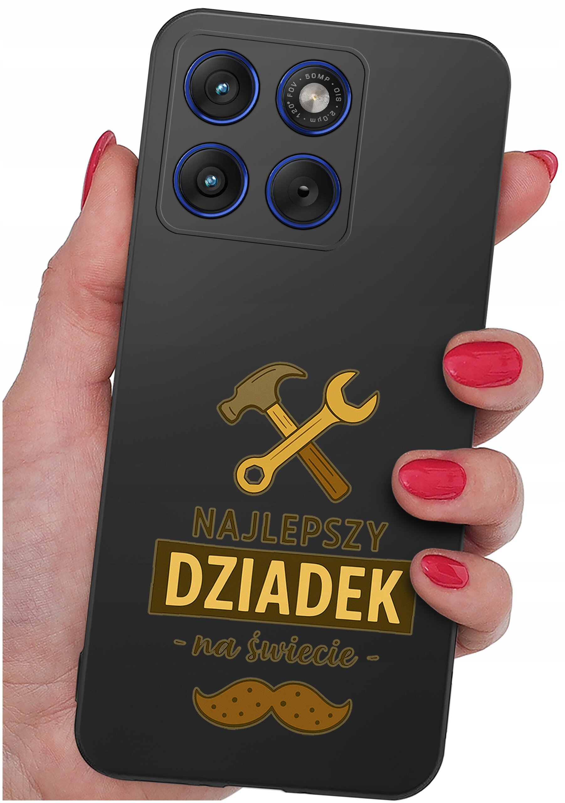 Czarna obudowa telefonu z trzema obiektywami aparatu i napisem \'NAJLEPSZY DZIADEK na świecie\' oraz grafiką młotka i klucza. Obudowa trzymana jest w dłoni z czerwonym lakierem na paznokciach.
