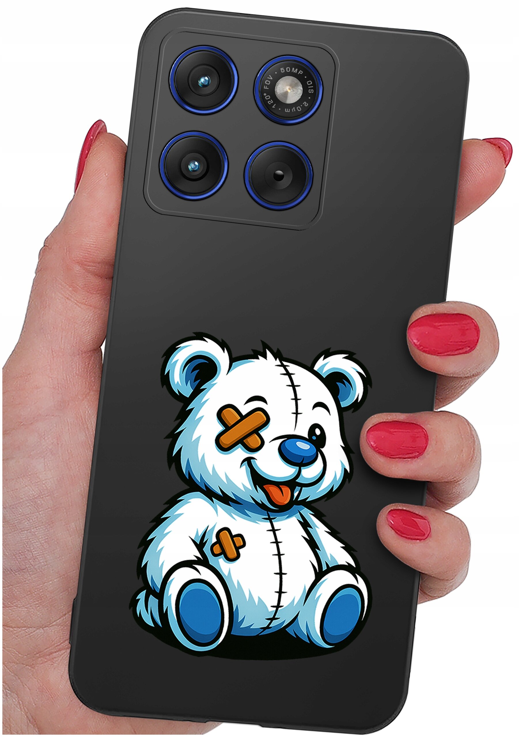 Osoba trzyma telefon z czarnym etui, na którym znajduje się rysunek białego misia z łatkami. Etui ma wycięcia na cztery obiektywy aparatu.