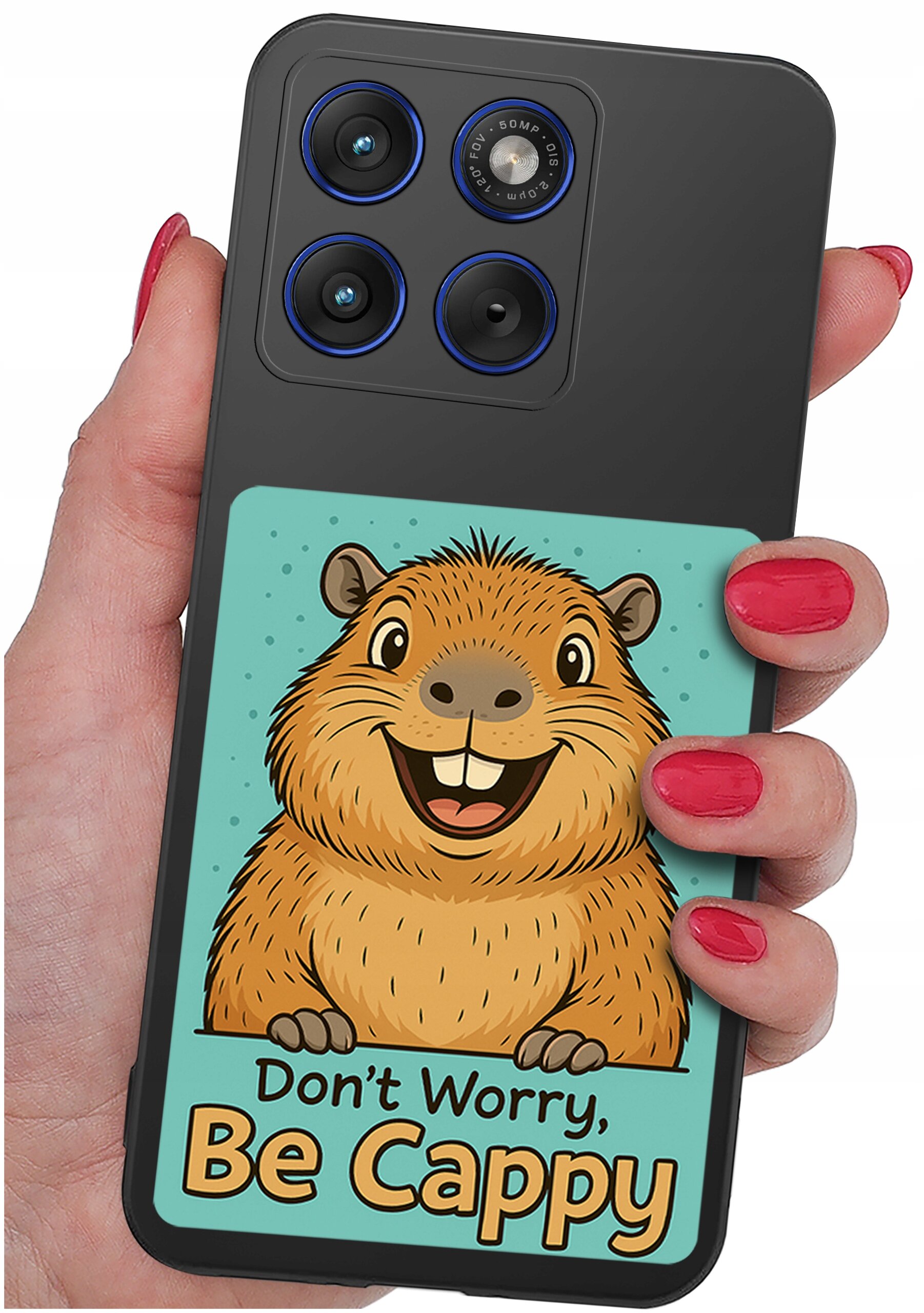 Osoba trzyma telefon z etui przedstawiającym rysunek uśmiechniętej kapibary i tekst \'Don\'t Worry, Be Cappy\'.