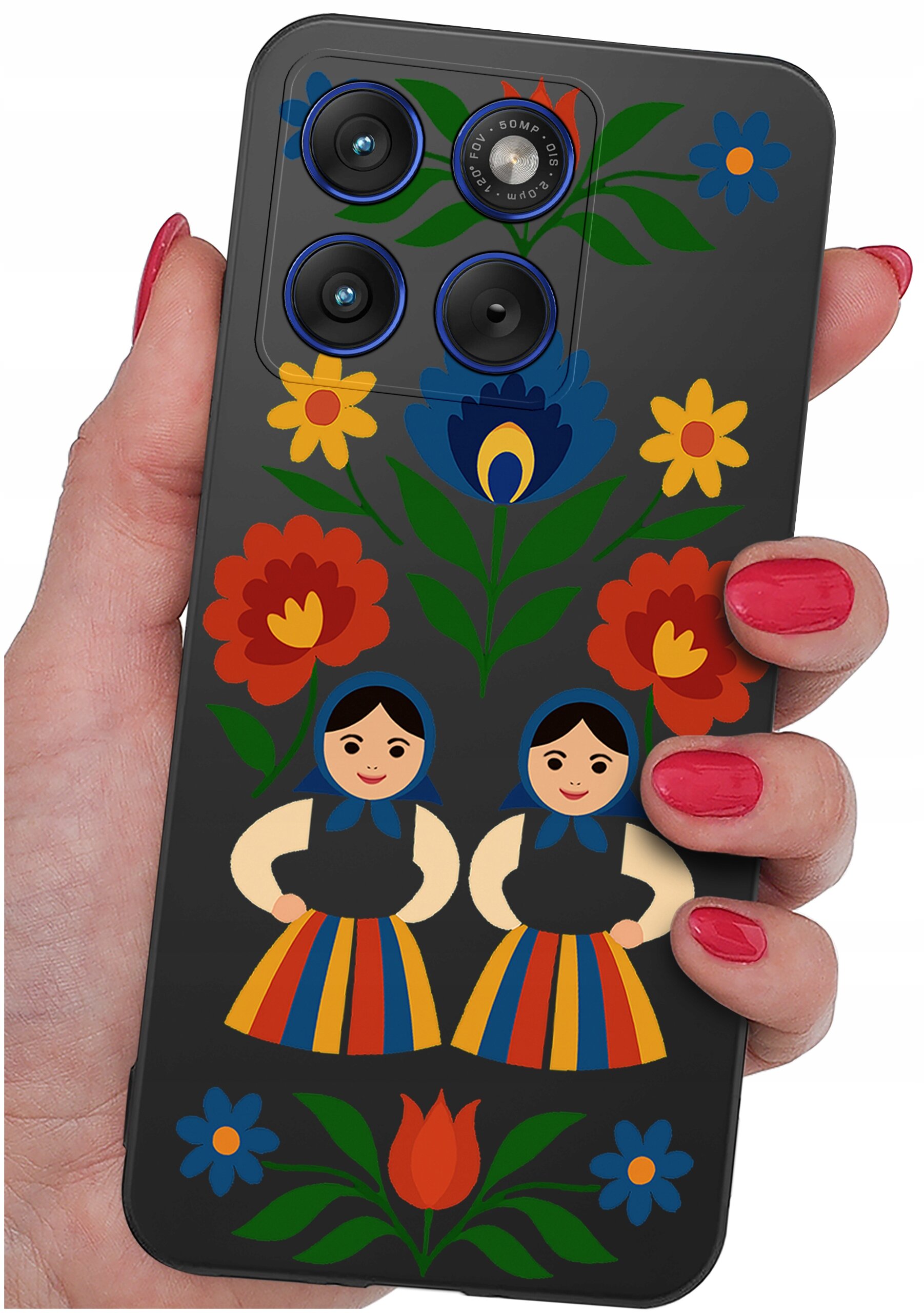 Etui na telefon z kolorowym wzorem ludowym, przedstawiającym kwiaty i dwie postacie w tradycyjnych strojach. Etui trzymane jest w dłoni z pomalowanymi na czerwono paznokciami.