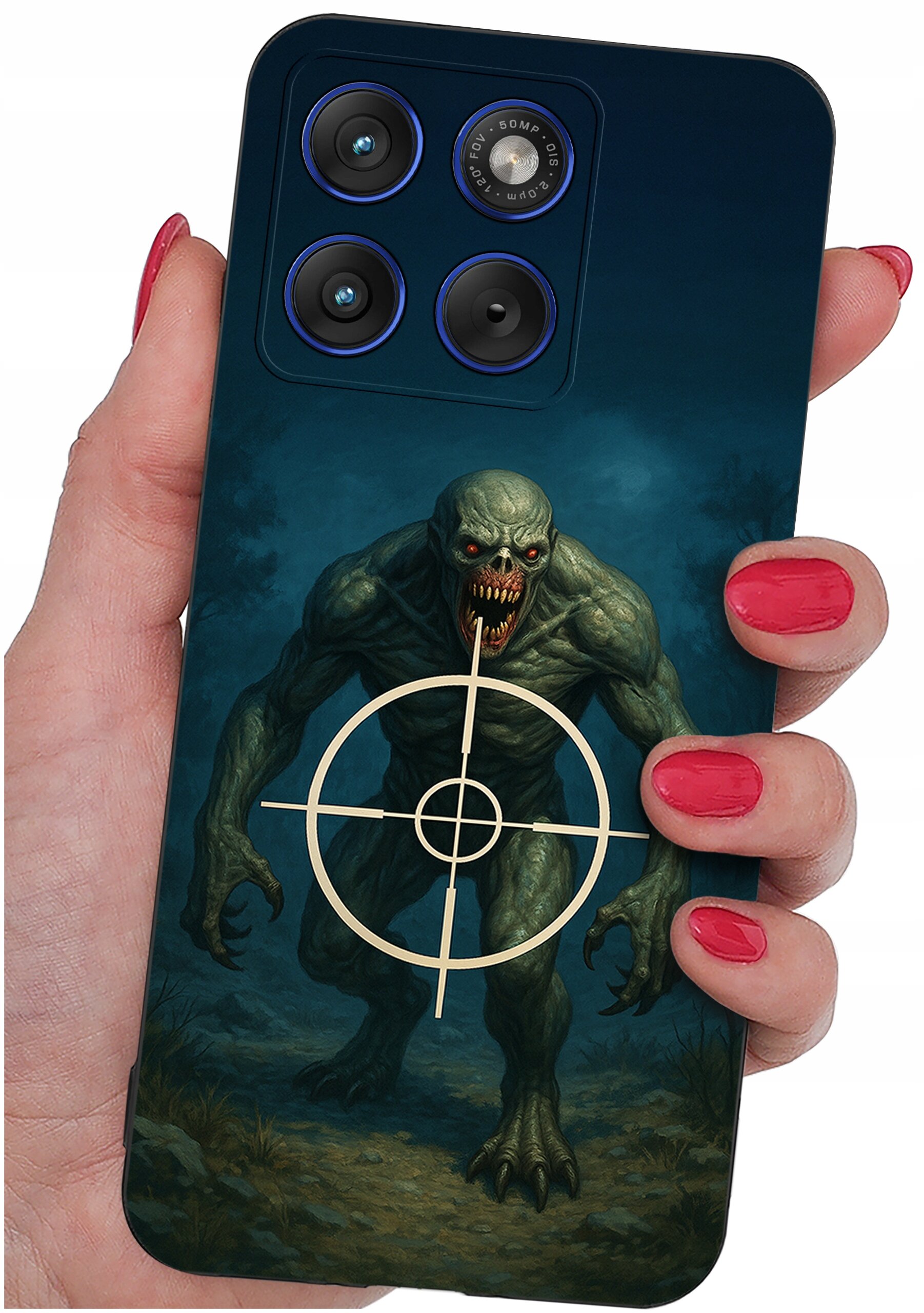 Etui na telefon z grafiką przedstawiającą potwora z otwartymi ustami i celownikiem na jego klatce piersiowej. W tle ciemne, leśne otoczenie, a etui trzymane jest w dłoni z czerwonymi paznokciami.