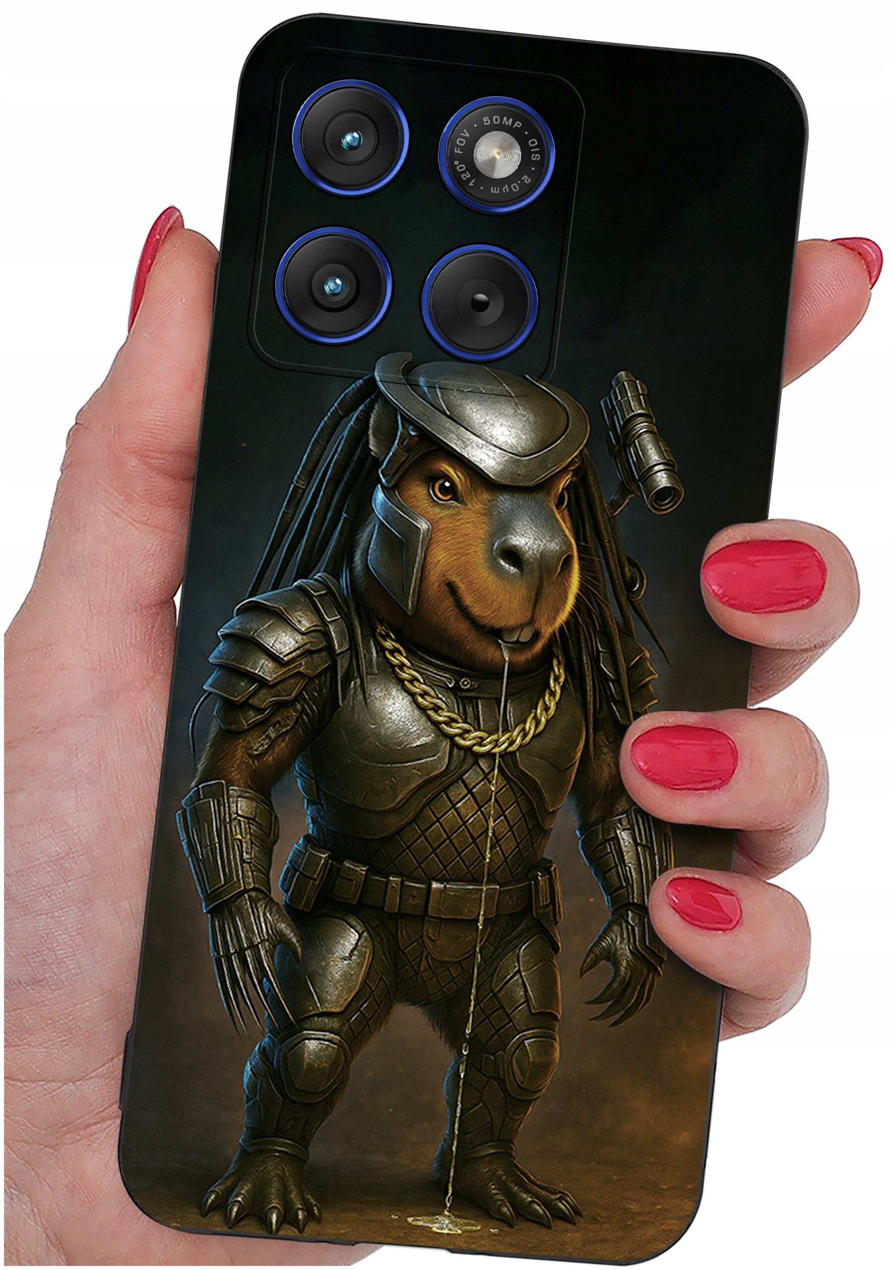 Etui na telefon z grafiką przedstawiającą postać w zbroi, trzymane w dłoni z pomalowanymi na czerwono paznokciami. Widoczne są trzy obiektywy aparatu oraz napis \'48MP AI Camera\'.