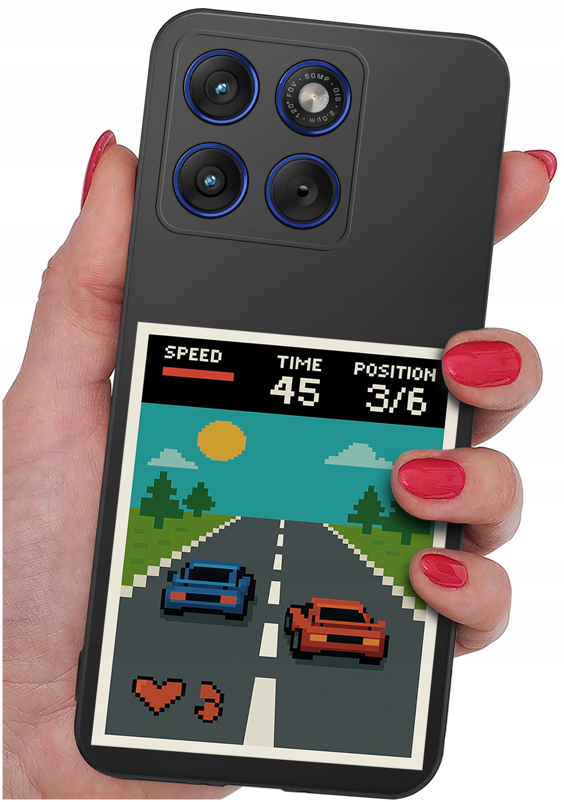 Osoba trzyma telefon z etui, na którym widoczna jest grafika w stylu retro przedstawiająca wyścig samochodowy. Na ekranie widnieją napisy: \'SPEED\', \'TIME 45\', \'POSITION 3/6\'.