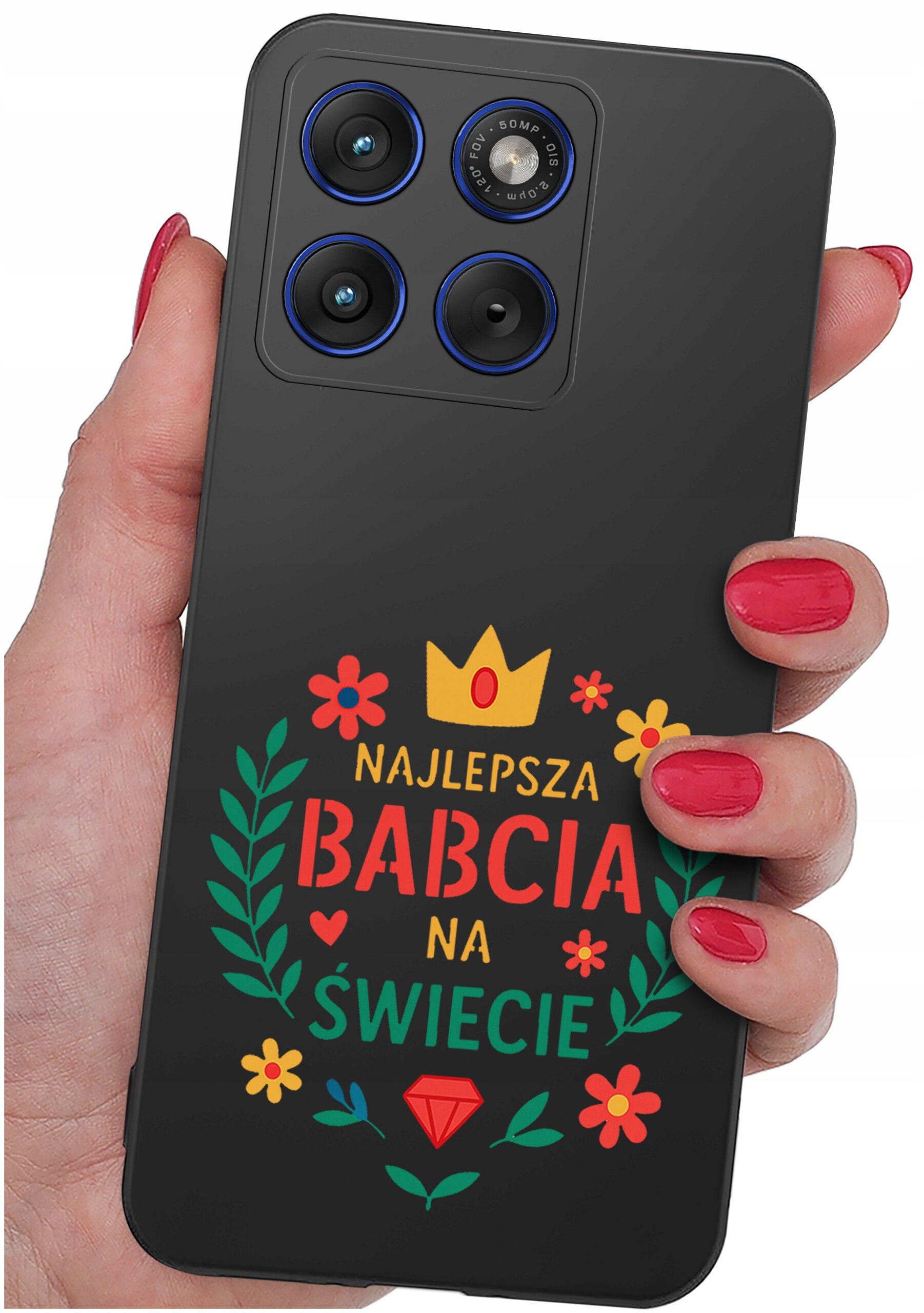 Czarna obudowa telefonu z kolorowym napisem \'NAJLEPSZA BABCIA NA ŚWIECIE\' oraz ozdobami w postaci kwiatów i korony. Obudowa jest trzymana w dłoni z pomalowanymi na czerwono paznokciami.