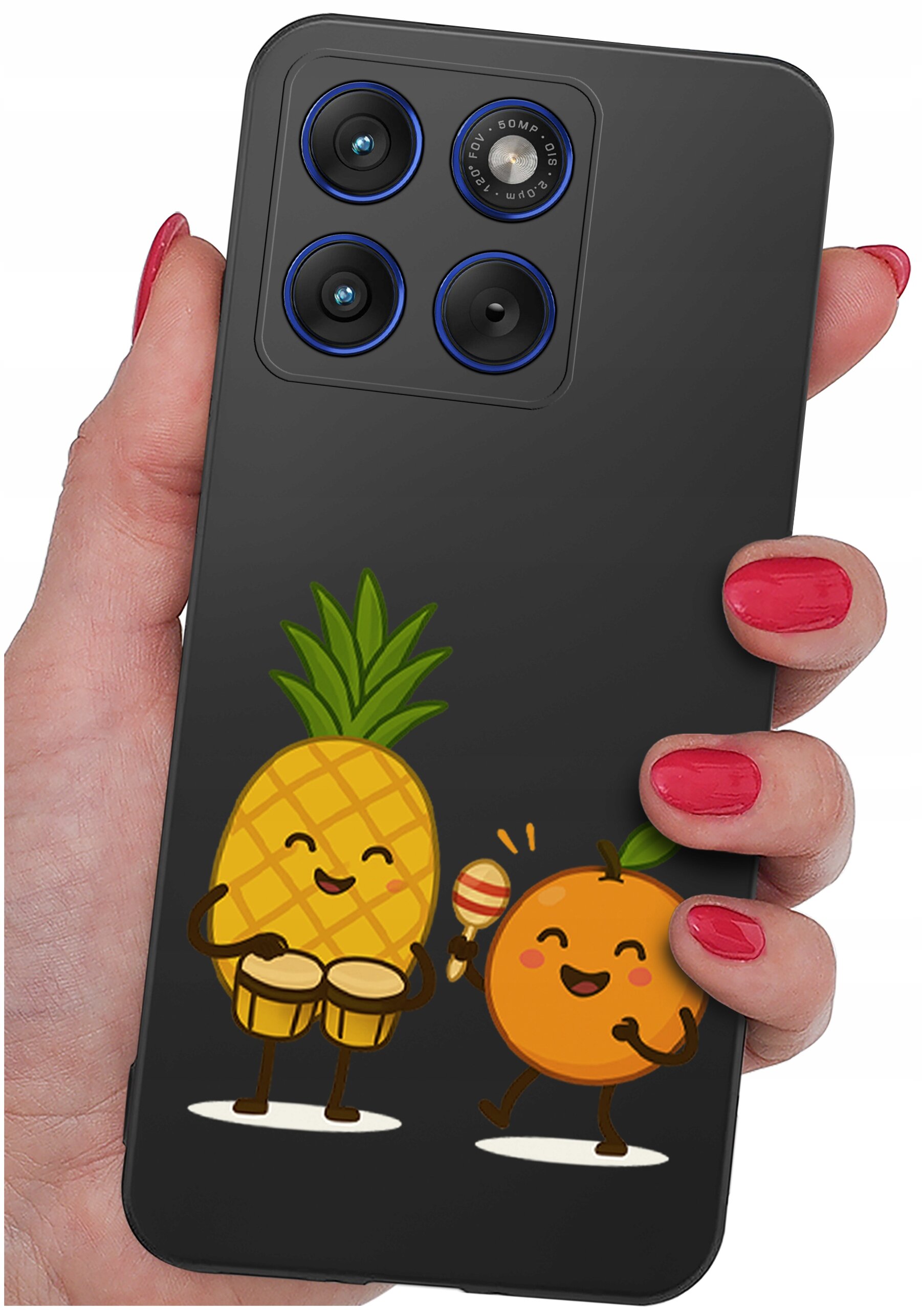 Osoba trzyma telefon z czarnym etui, na którym widnieje rysunek ananasa grającego na bębnach i pomarańczy z marakasem. Etui ma wycięcia na trzy obiektywy aparatu i lampę błyskową.