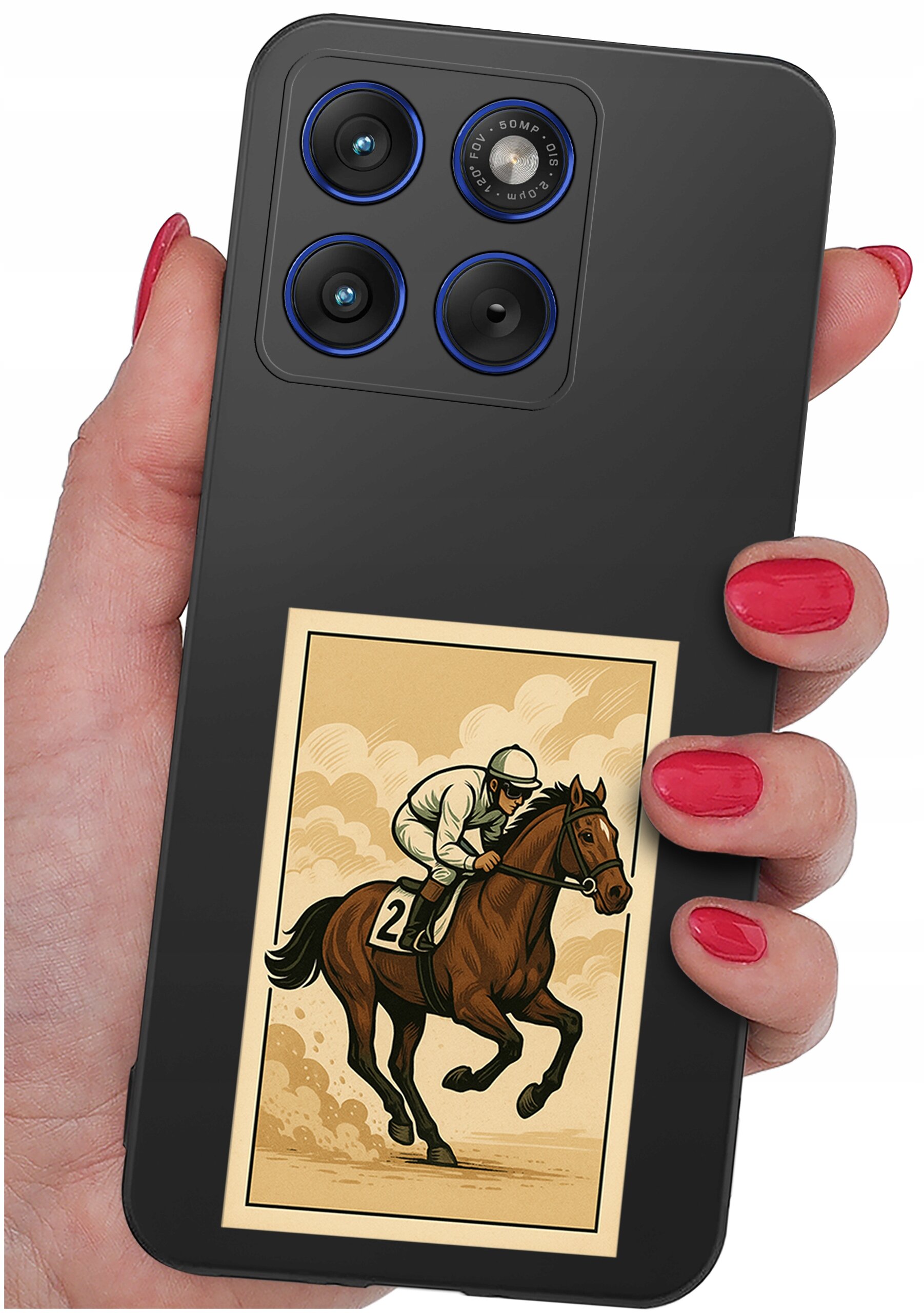 Osoba trzyma czarne etui na telefon z grafiką przedstawiającą jeźdźca na koniu. Etui ma wycięcia na trzy obiektywy aparatu i lampę błyskową.