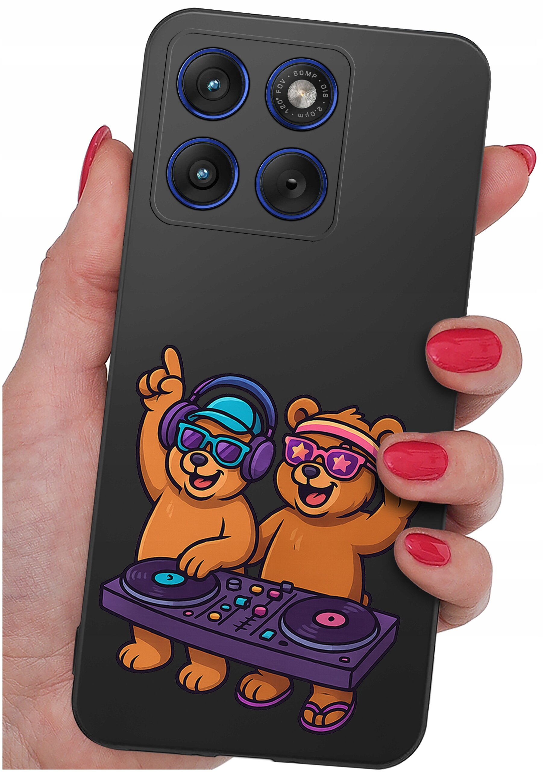 Osoba trzyma telefon z czarnym etui, na którym widnieje kolorowy rysunek dwóch niedźwiedzi w okularach i słuchawkach, stojących przy konsoli DJ-skiej. Etui ma wycięcia na trzy obiektywy aparatu i lampę błyskową.