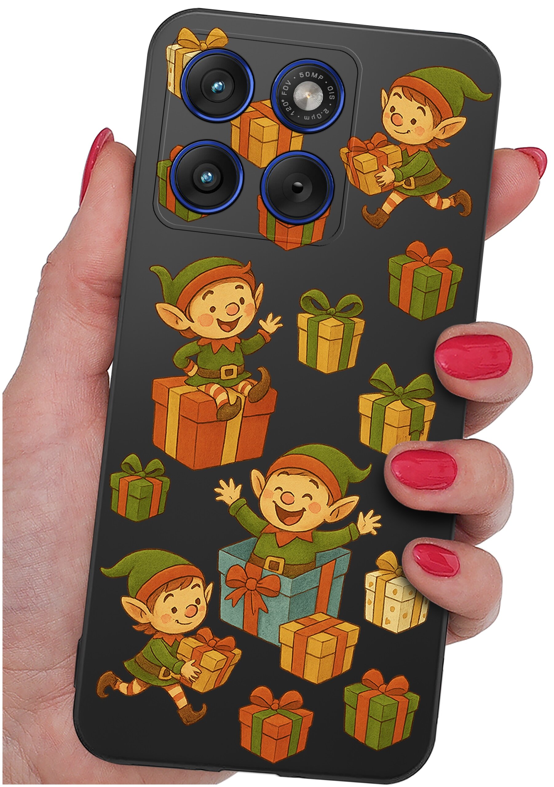 Etui na telefon z motywem elfów i prezentów, trzymane w dłoni z pomalowanymi na czerwono paznokciami. Widoczne są cztery otwory na aparaty fotograficzne.