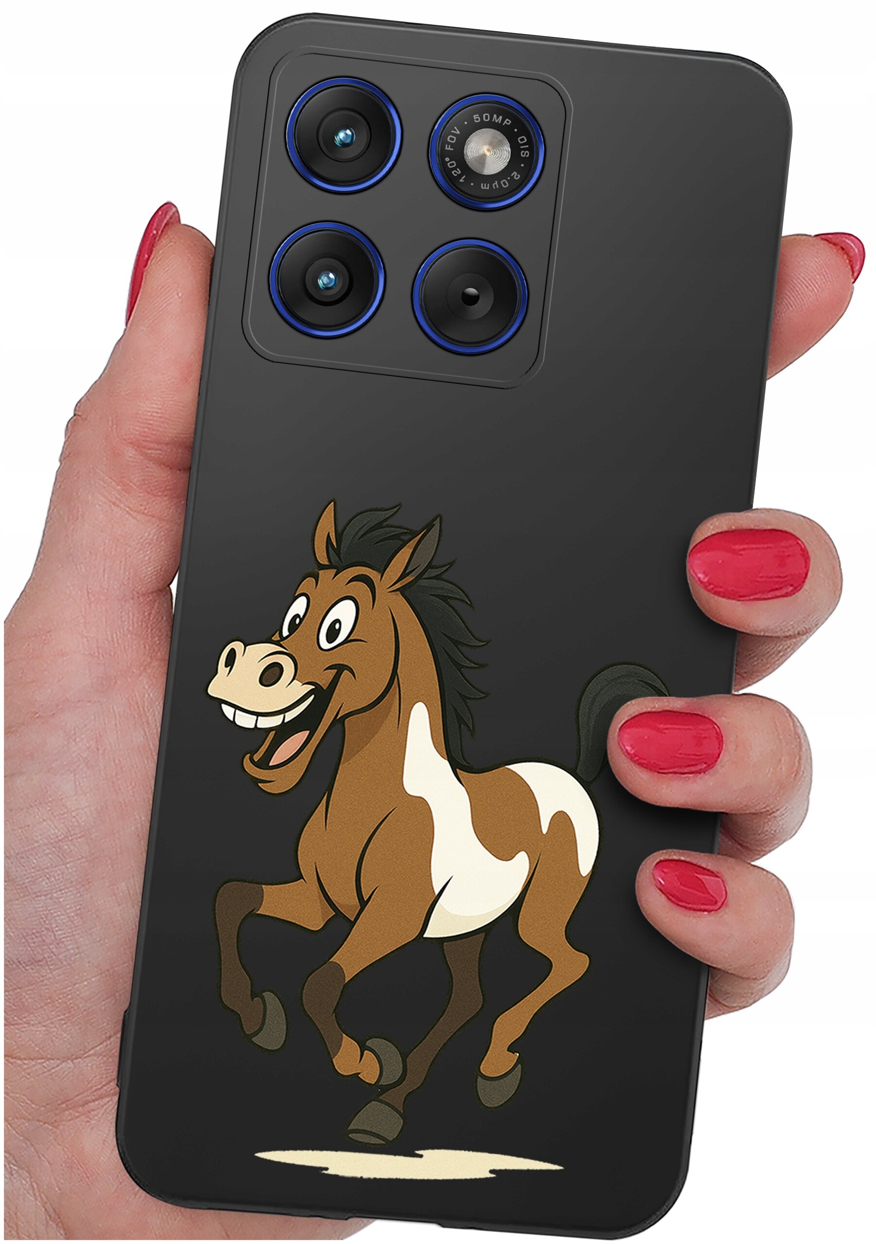 Osoba trzyma telefon z czarnym etui, na którym znajduje się rysunek uśmiechniętego konia. Etui ma wycięcia na cztery obiektywy aparatu.