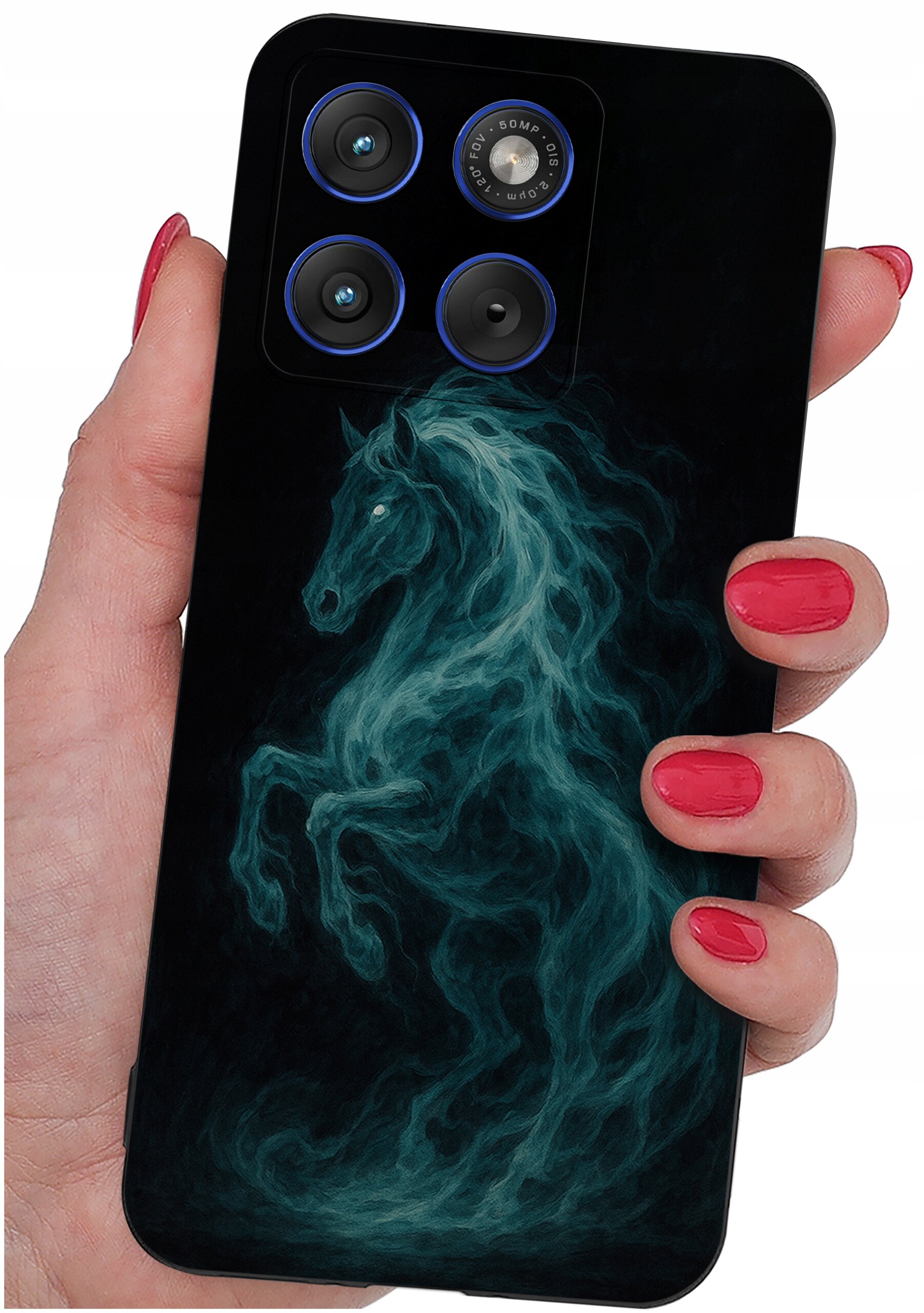 Etui na telefon z grafiką przedstawiającą konia w stylu dymu, trzymane w dłoni z pomalowanymi na czerwono paznokciami. Widoczne są trzy obiektywy aparatu oraz napis \'50 MP 10-20\'.