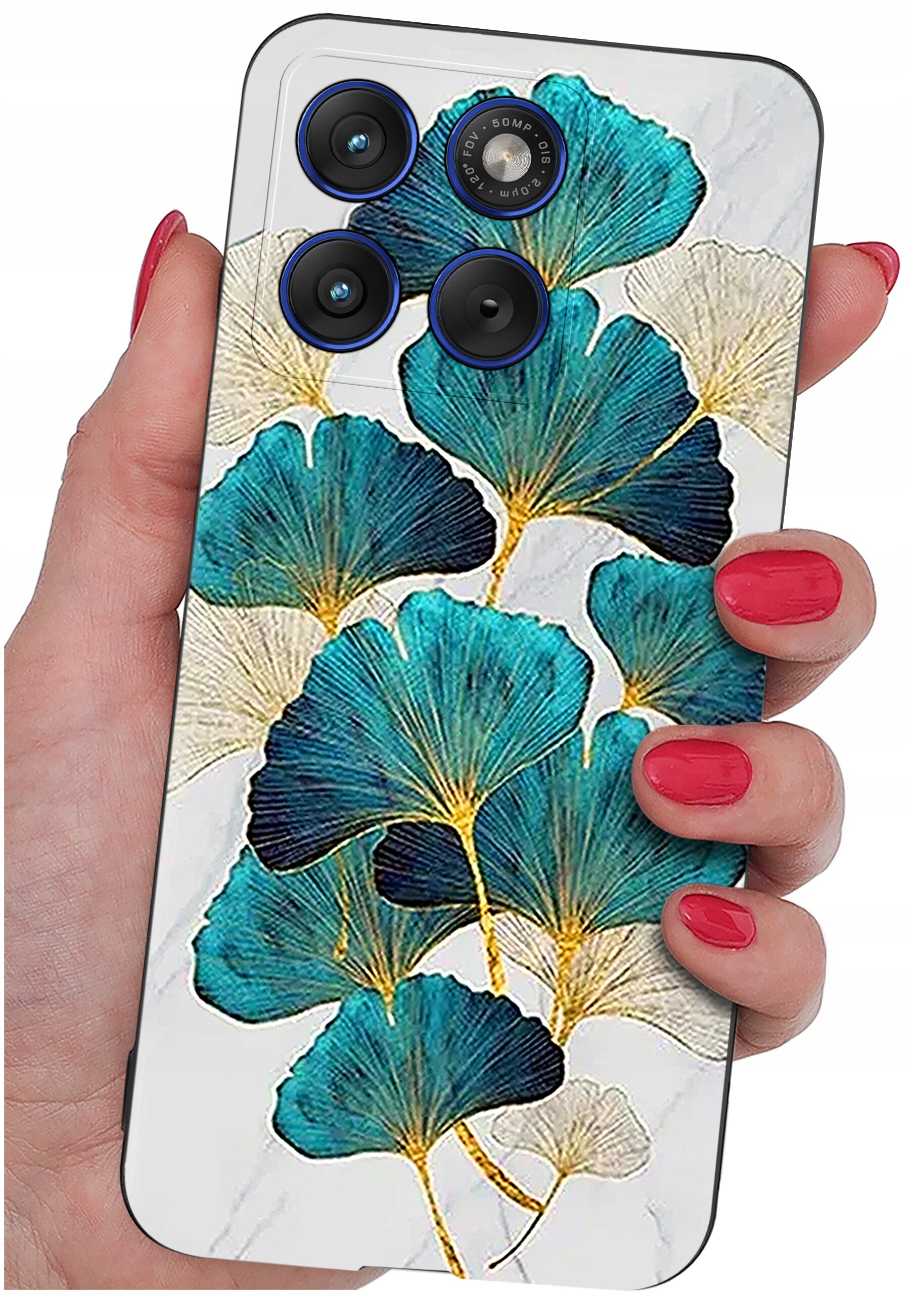 Etui na telefon z wzorem liści w odcieniach niebieskiego i złotego, trzymane w dłoni z pomalowanymi na czerwono paznokciami. Widoczne są trzy obiektywy aparatu i napis \'50 MP OIS\'.