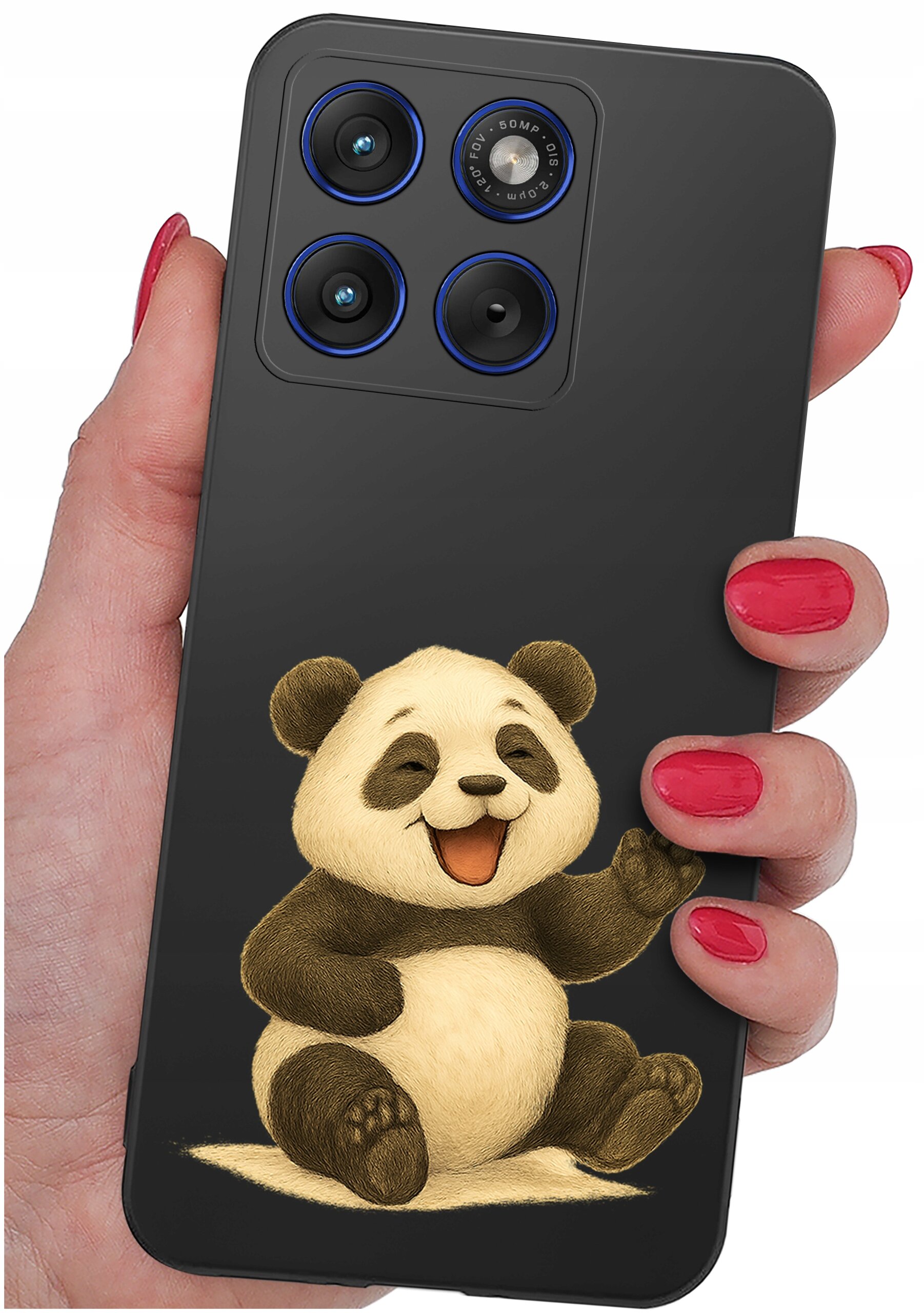 Osoba trzyma telefon z czarnym etui, na którym znajduje się rysunek uśmiechniętej pandy. Etui ma wycięcia na trzy obiektywy aparatu i lampę błyskową.
