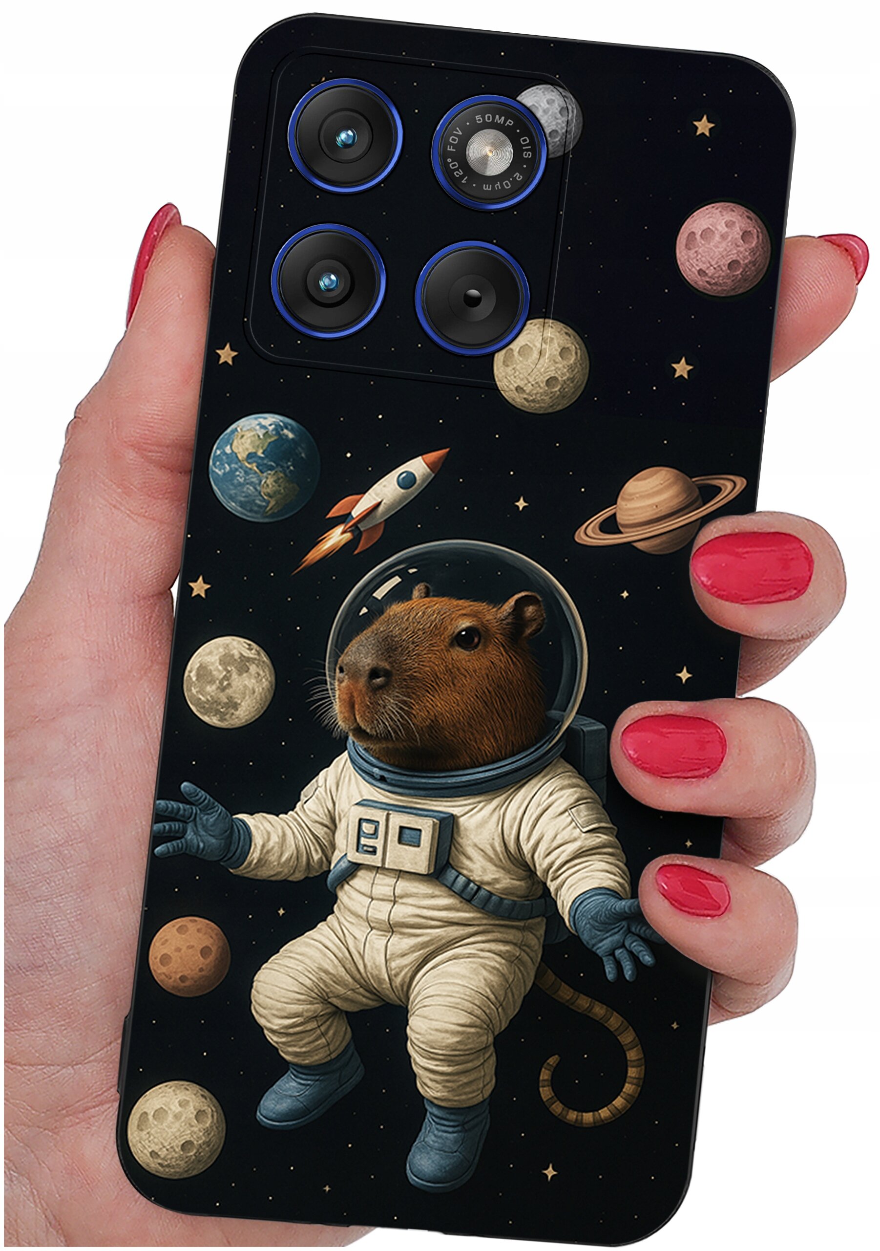 Etui na telefon z grafiką przedstawiającą kapibarę w skafandrze kosmicznym, otoczoną planetami i rakietą na tle kosmosu. Etui trzymane jest w dłoni z pomalowanymi na czerwono paznokciami.