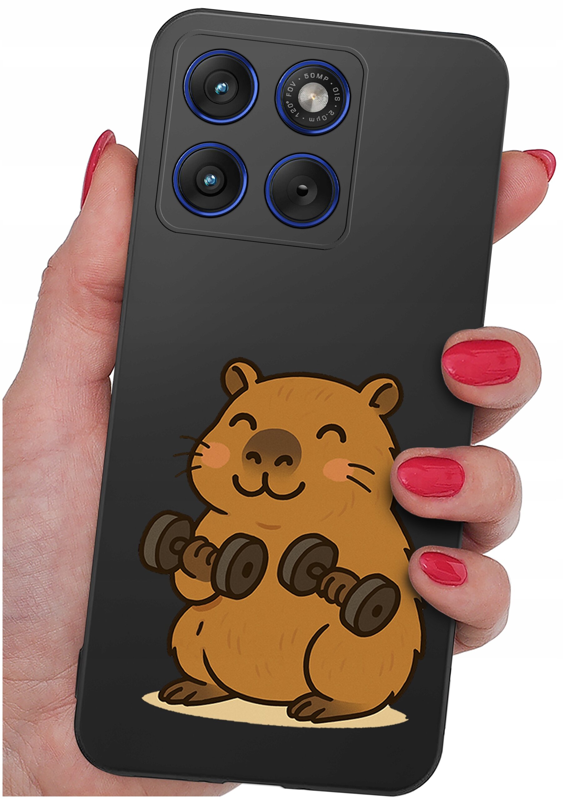 Osoba trzyma telefon z czarnym etui, na którym znajduje się rysunek uśmiechniętego zwierzątka trzymającego hantle. Etui ma wycięcia na trzy obiektywy aparatu i lampę błyskową.