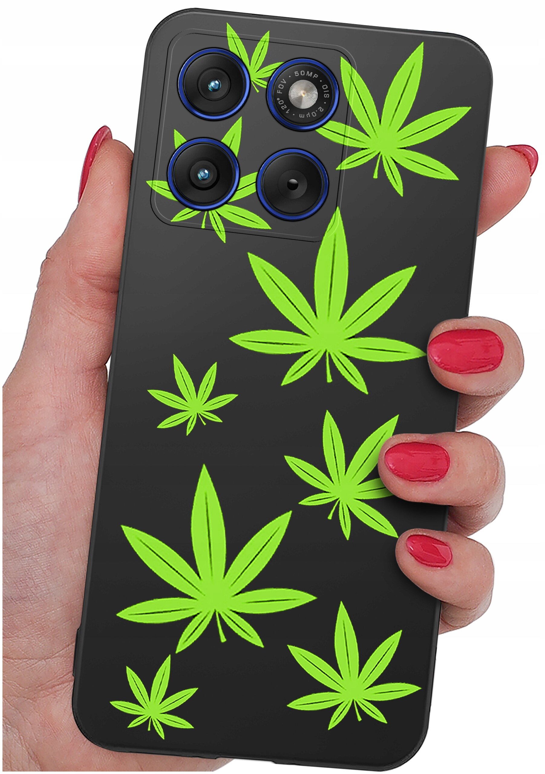 Czarna obudowa telefonu z zielonymi wzorami liści, trzymana w dłoni z czerwonymi paznokciami. Widoczne są trzy obiektywy aparatu i napis \'50MP\'.