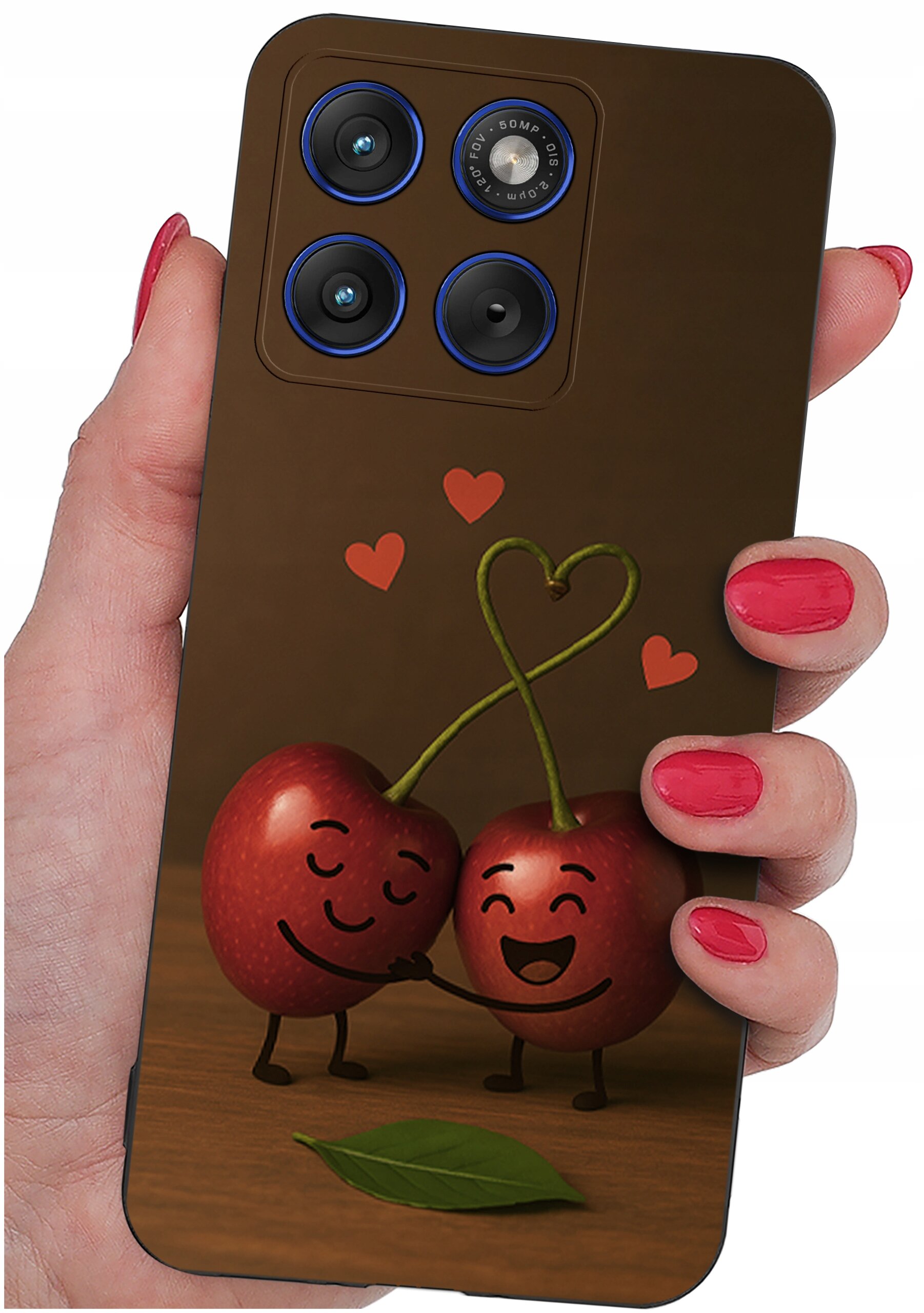 Etui na telefon z grafiką przedstawiającą dwie uśmiechnięte wiśnie z połączonymi ogonkami w kształcie serca, otoczone małymi serduszkami. Etui trzymane jest w dłoni z pomalowanymi na czerwono paznokciami.