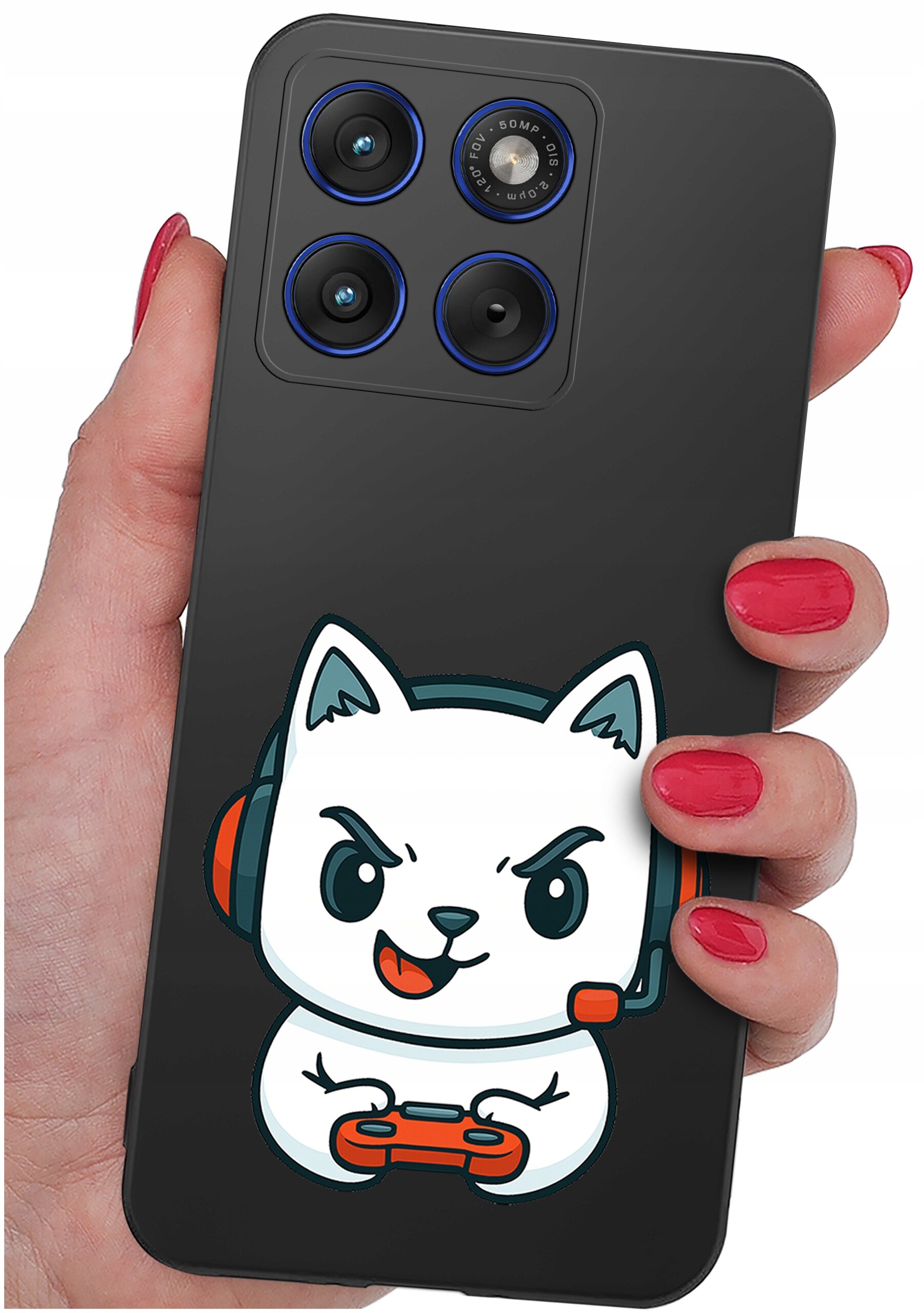 Osoba trzyma telefon z czarnym etui, na którym znajduje się rysunek białego kota z zestawem słuchawkowym i kontrolerem do gier. Etui ma wycięcia na trzy obiektywy aparatu i lampę błyskową.