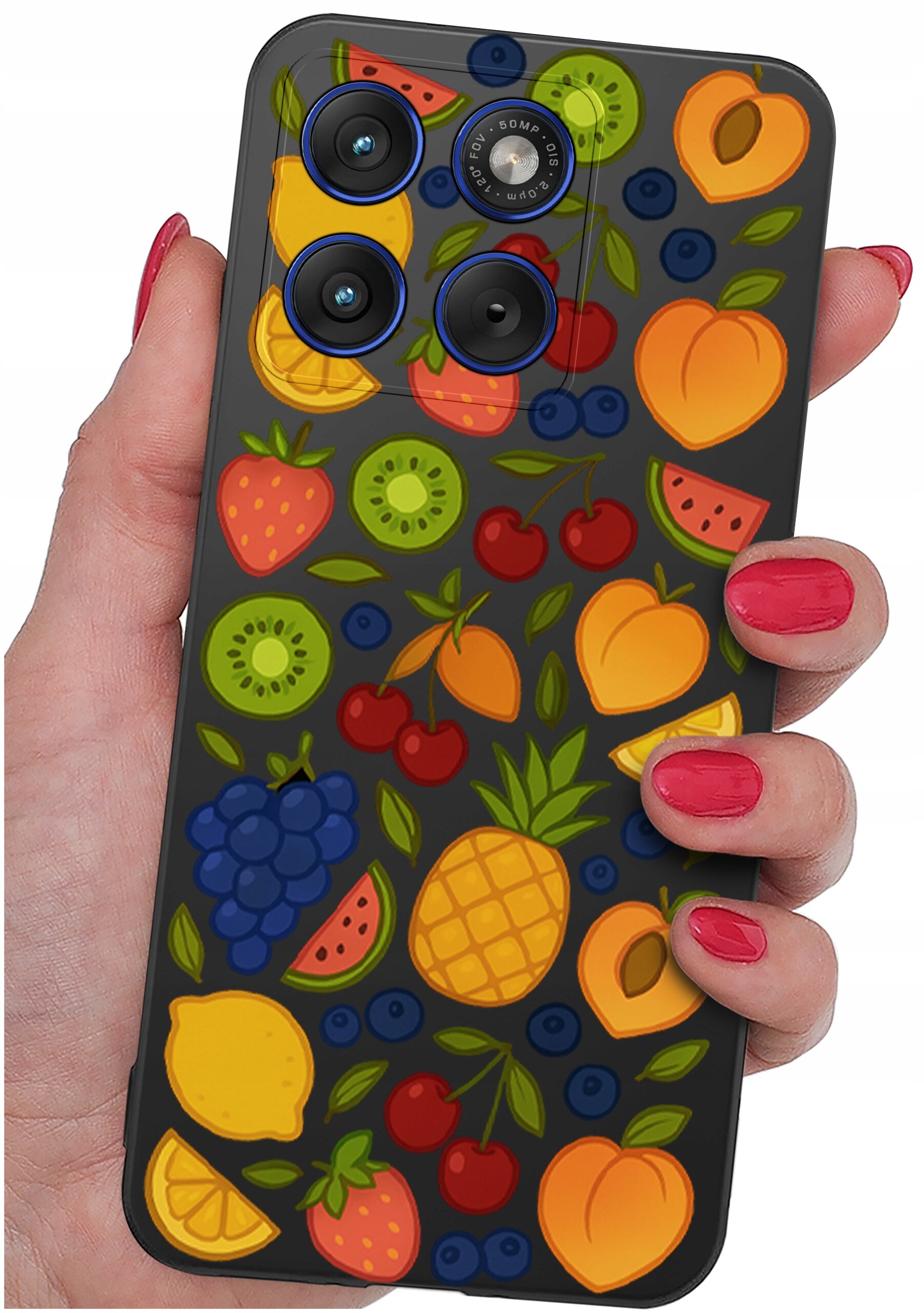 Etui na telefon z kolorowym wzorem owoców, takich jak ananasy, truskawki, kiwi i winogrona. Etui jest trzymane w dłoni z pomalowanymi na czerwono paznokciami.