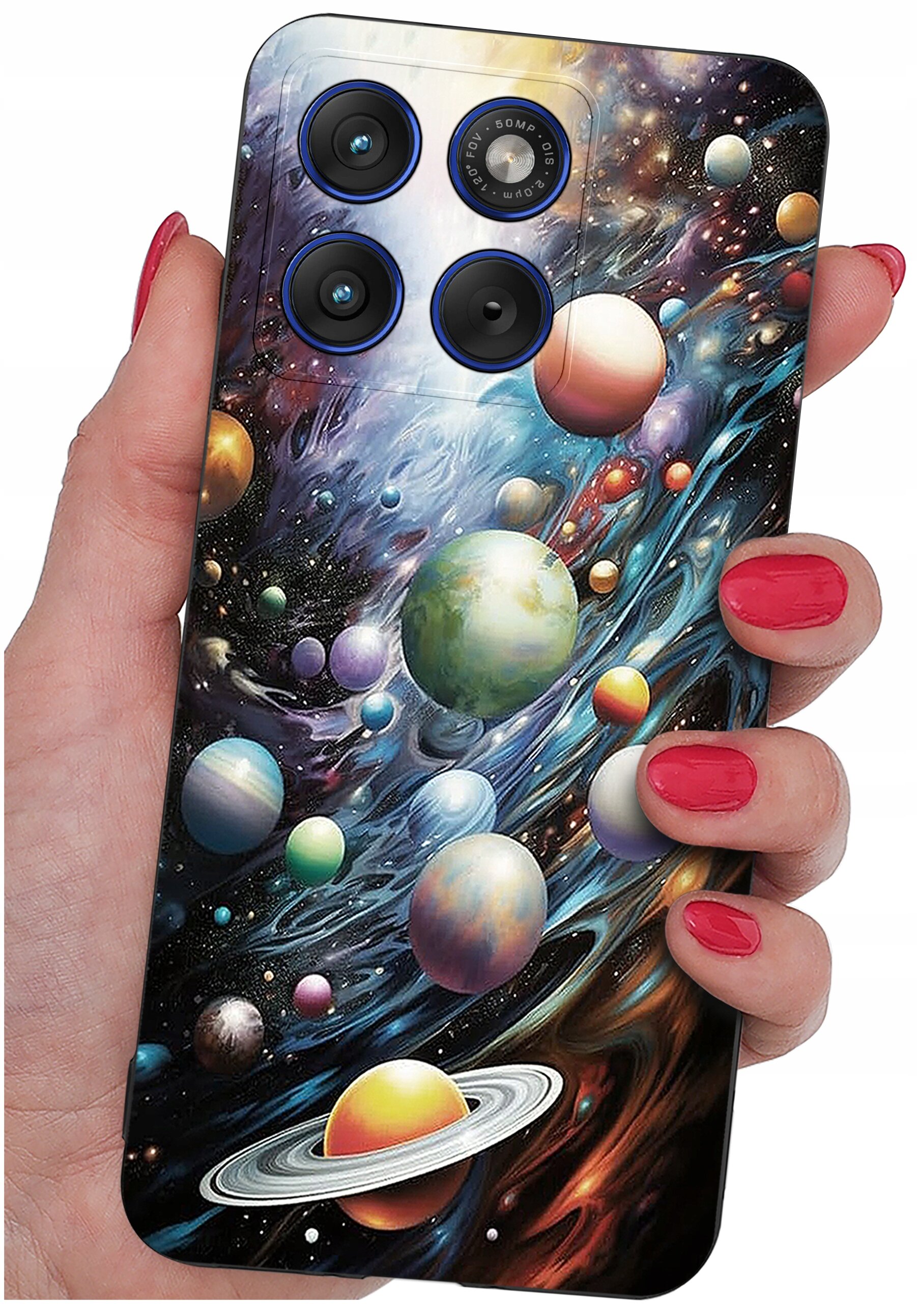 Etui na telefon z kolorowym wzorem przedstawiającym planety i kosmos, trzymane w dłoni z pomalowanymi na czerwono paznokciami. Widoczne są cztery otwory na aparaty fotograficzne.