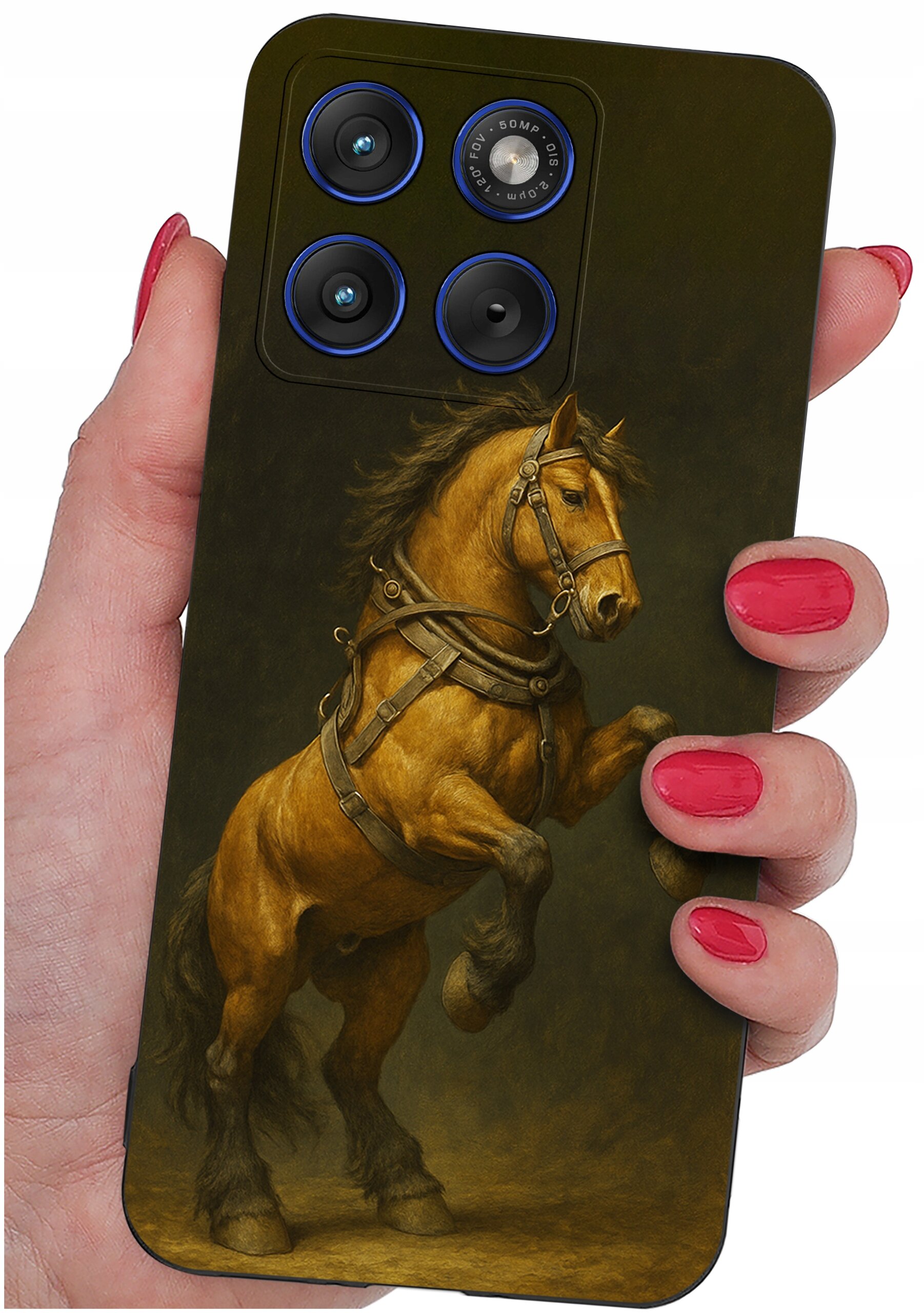 Etui na telefon z nadrukiem konia w galopie, trzymane w dłoni z pomalowanymi na czerwono paznokciami. W górnym rogu widoczne są trzy obiektywy aparatu z niebieskimi akcentami.