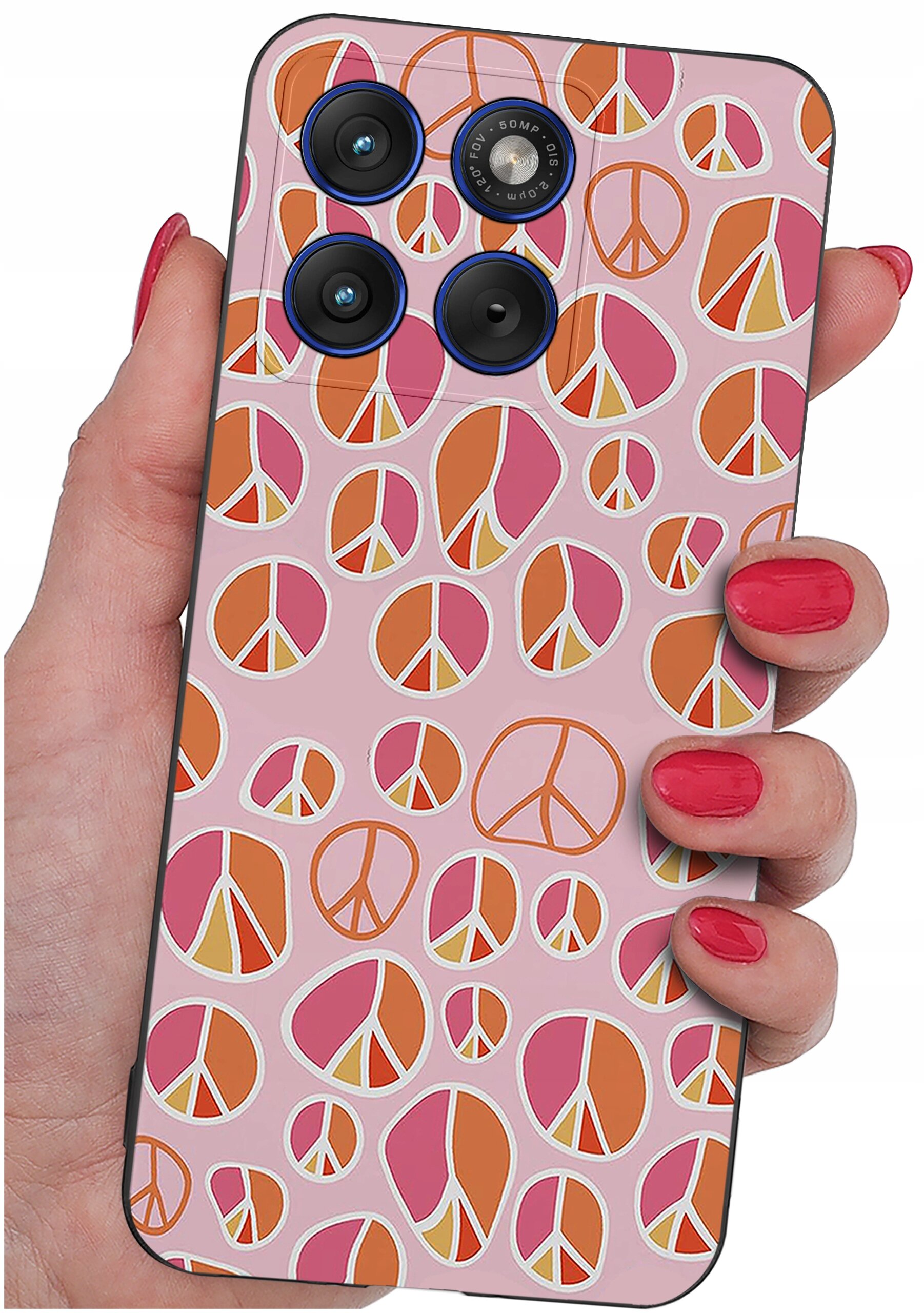 Etui na telefon z wzorem w kolorowe symbole pokoju, trzymane w dłoni z pomalowanymi na czerwono paznokciami. Widoczne są cztery obiektywy aparatu na tylnej części etui.