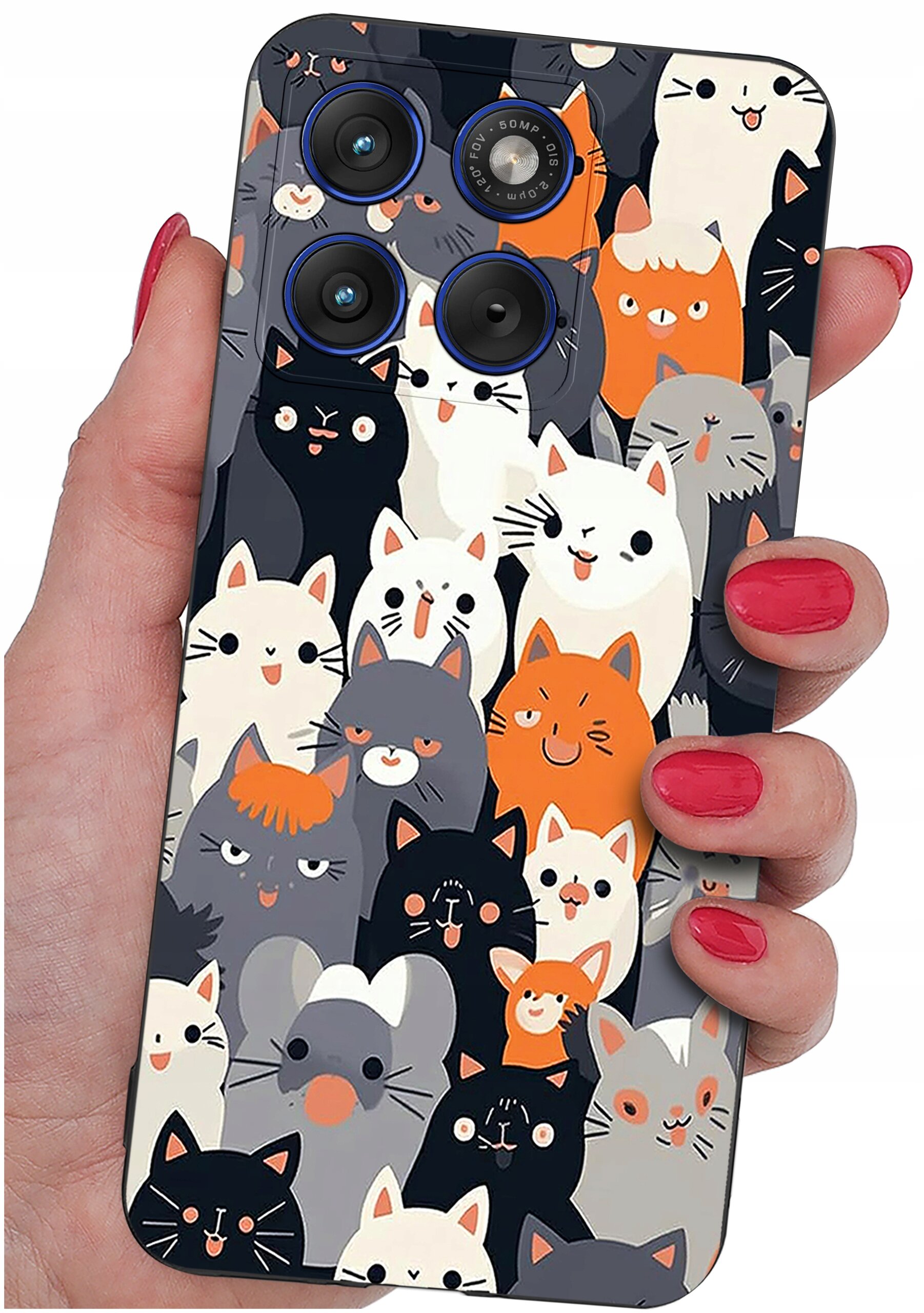 Etui na telefon z kolorowym wzorem przedstawiającym różne koty w odcieniach czerni, bieli, szarości i pomarańczu. Etui jest trzymane w dłoni z pomalowanymi na czerwono paznokciami.