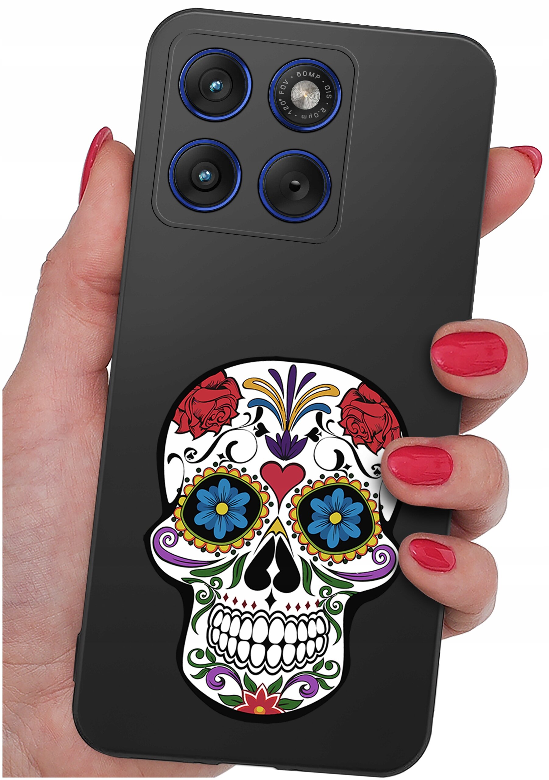 Osoba trzyma telefon z czarnym etui ozdobionym kolorowym wzorem czaszki z kwiatami i ornamentami. Na etui widoczne są trzy obiektywy aparatu z niebieskimi akcentami.