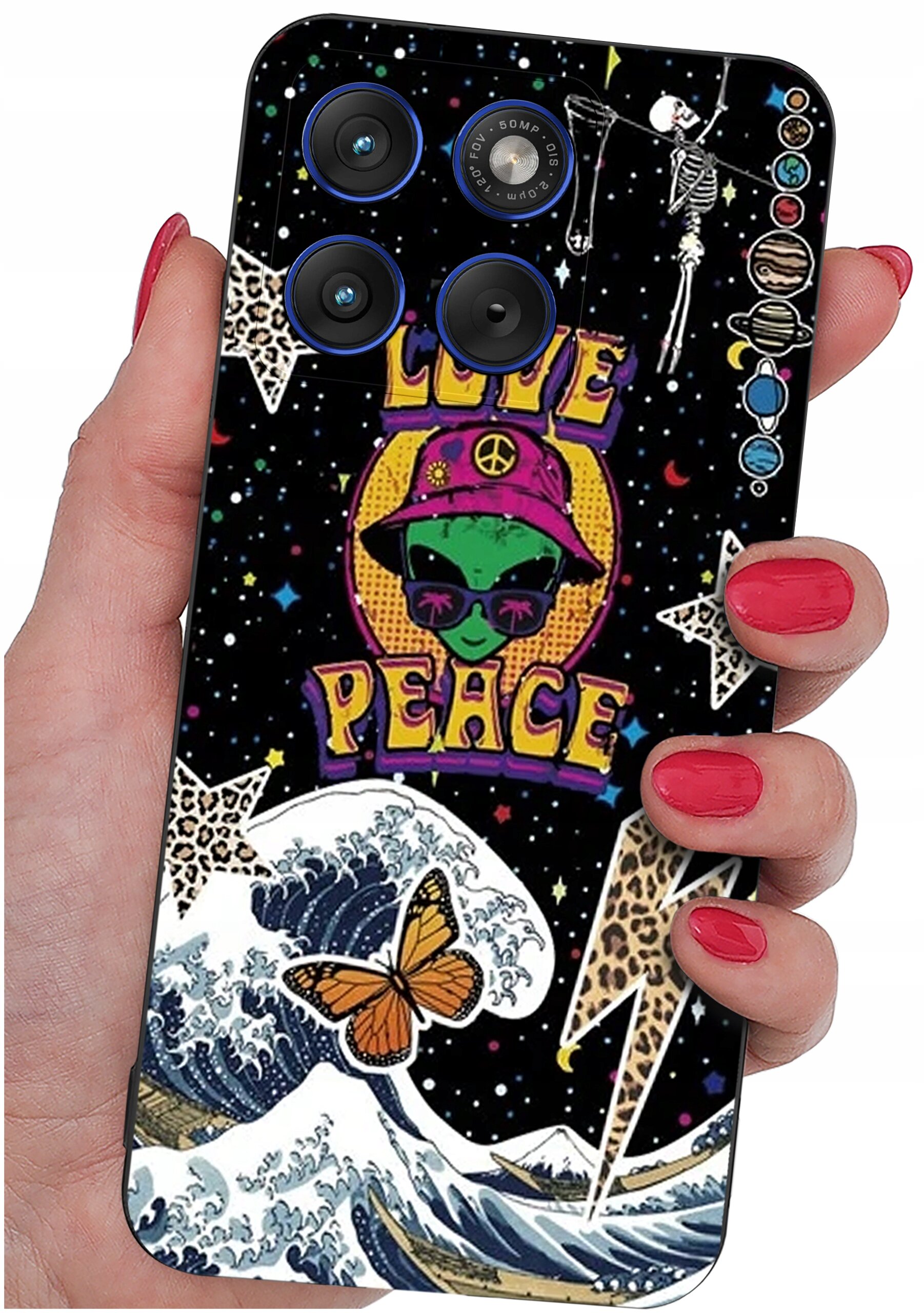 Etui na telefon z kolorowym wzorem przedstawiającym zielonego kosmitę w kapeluszu i okularach przeciwsłonecznych, z napisem \'LOVE PEACE\'. W tle widoczne są gwiazdy, fale, motyl oraz różne symbole, takie jak szkielety i planety.