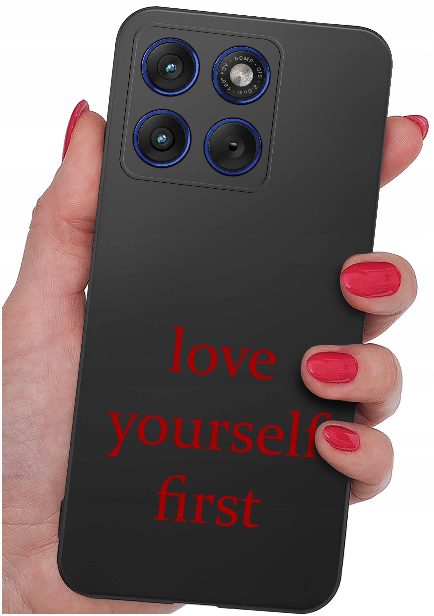 Osoba trzyma czarne etui na telefon z trzema obiektywami aparatu i napisem \'love yourself first\' w czerwonym kolorze.