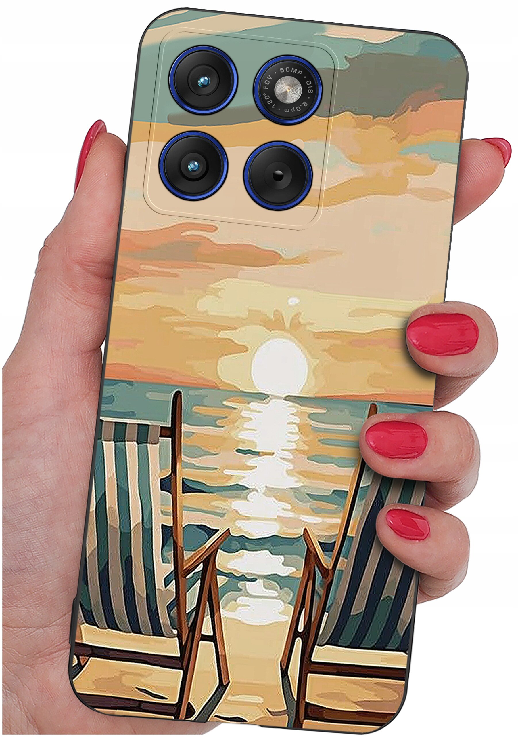 Etui na telefon z nadrukiem przedstawiającym zachód słońca nad morzem z dwoma leżakami na plaży. Widać cztery otwory na aparaty fotograficzne.
