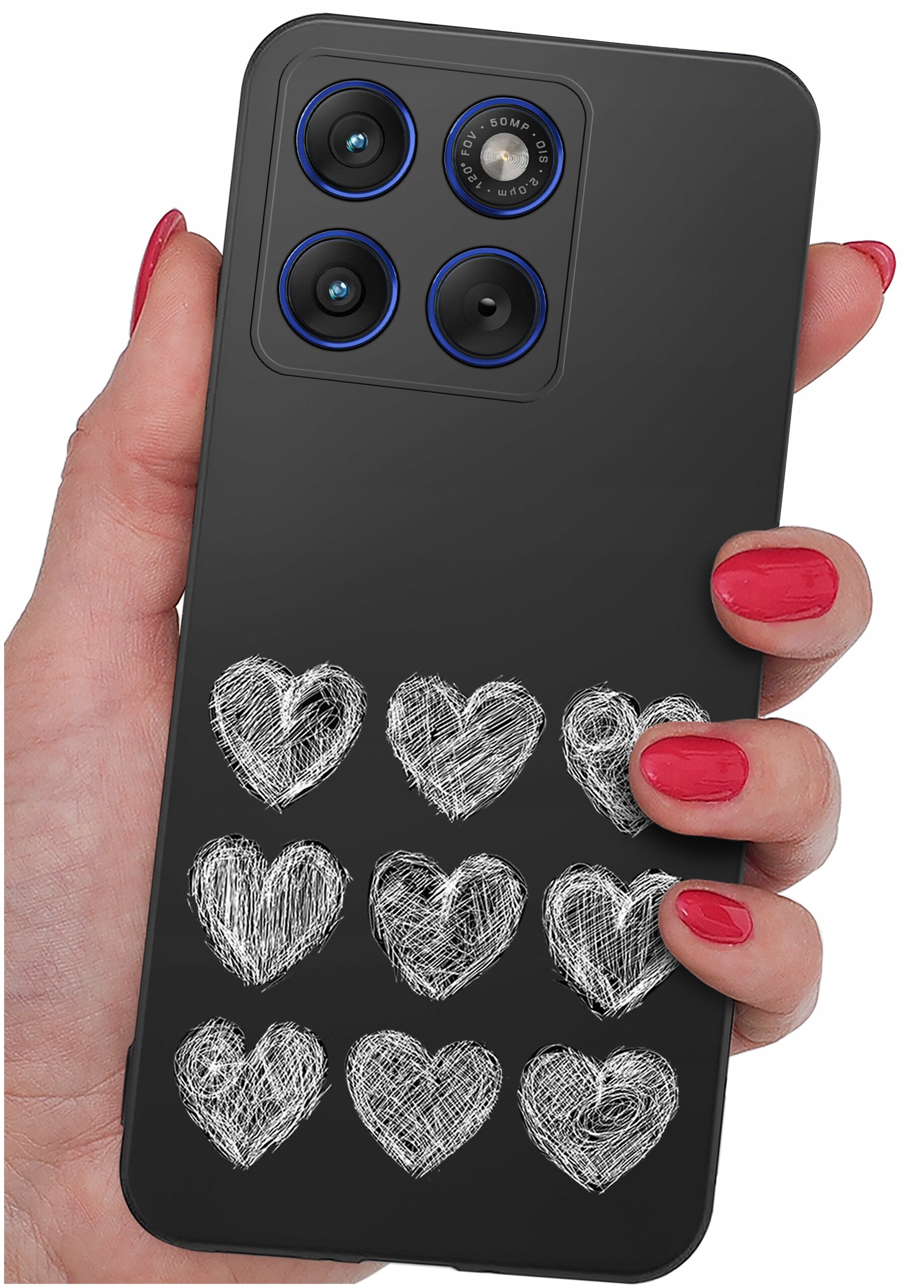Czarna obudowa telefonu z trzema aparatami i wzorem z białych serc. Telefon trzymany jest w dłoni z pomalowanymi na czerwono paznokciami.