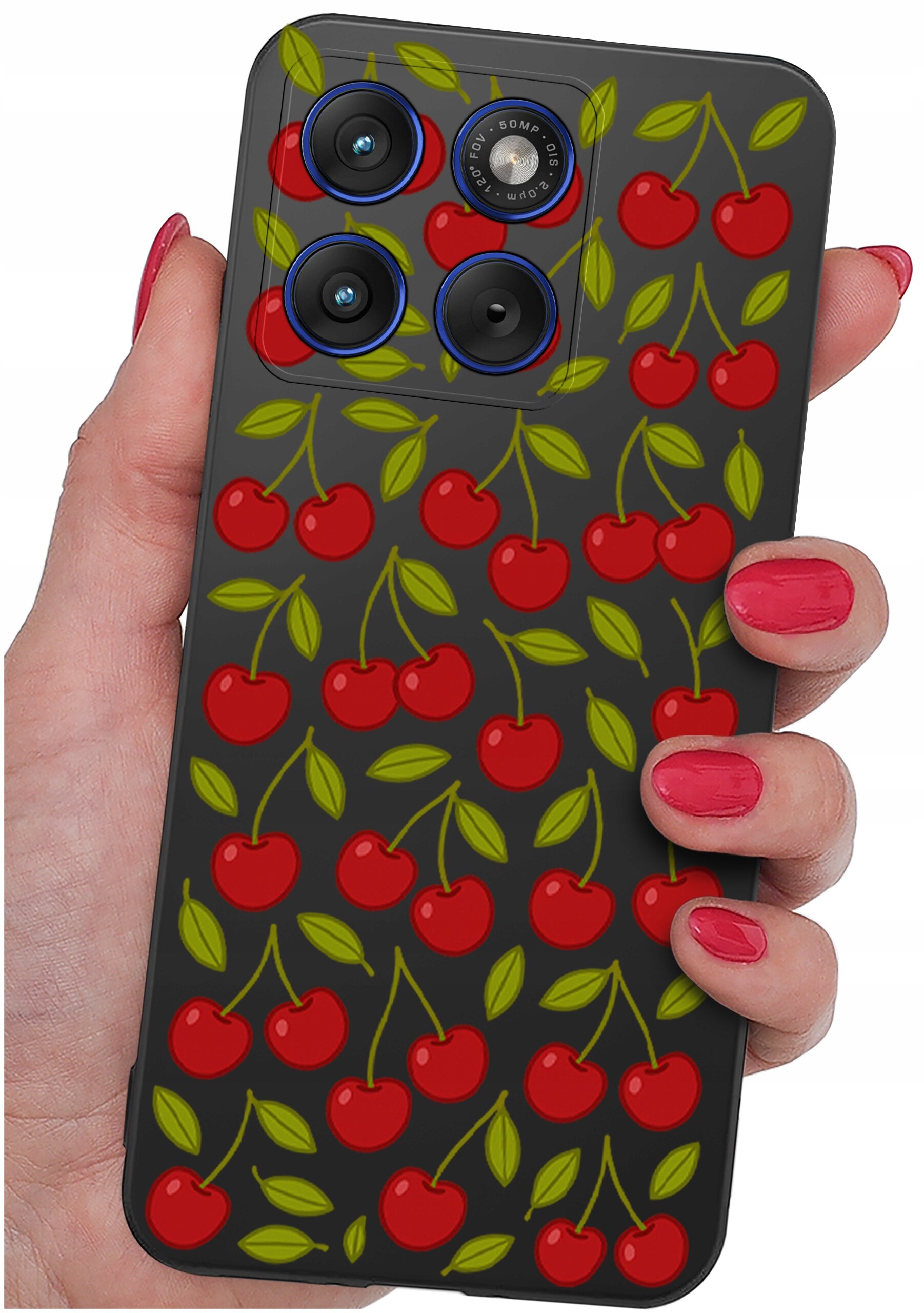 Etui na telefon z wzorem czerwonych wiśni i zielonych liści na ciemnym tle, trzymane w dłoni z pomalowanymi na czerwono paznokciami.