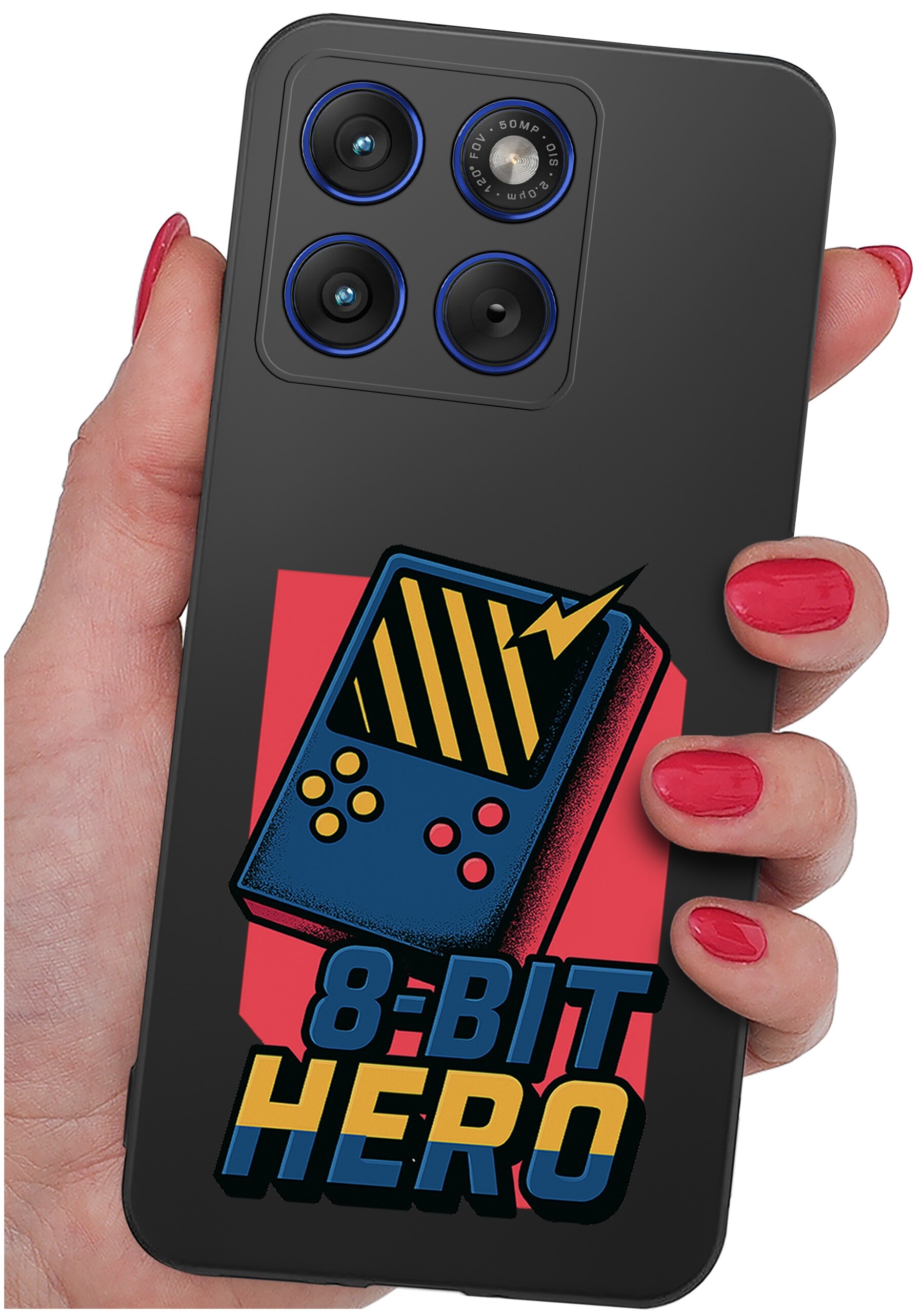 Czarna obudowa telefonu z kolorowym nadrukiem przedstawiającym retro konsolę do gier i napis \'8-BIT HERO\'. Obudowa jest trzymana w dłoni z pomalowanymi na czerwono paznokciami.